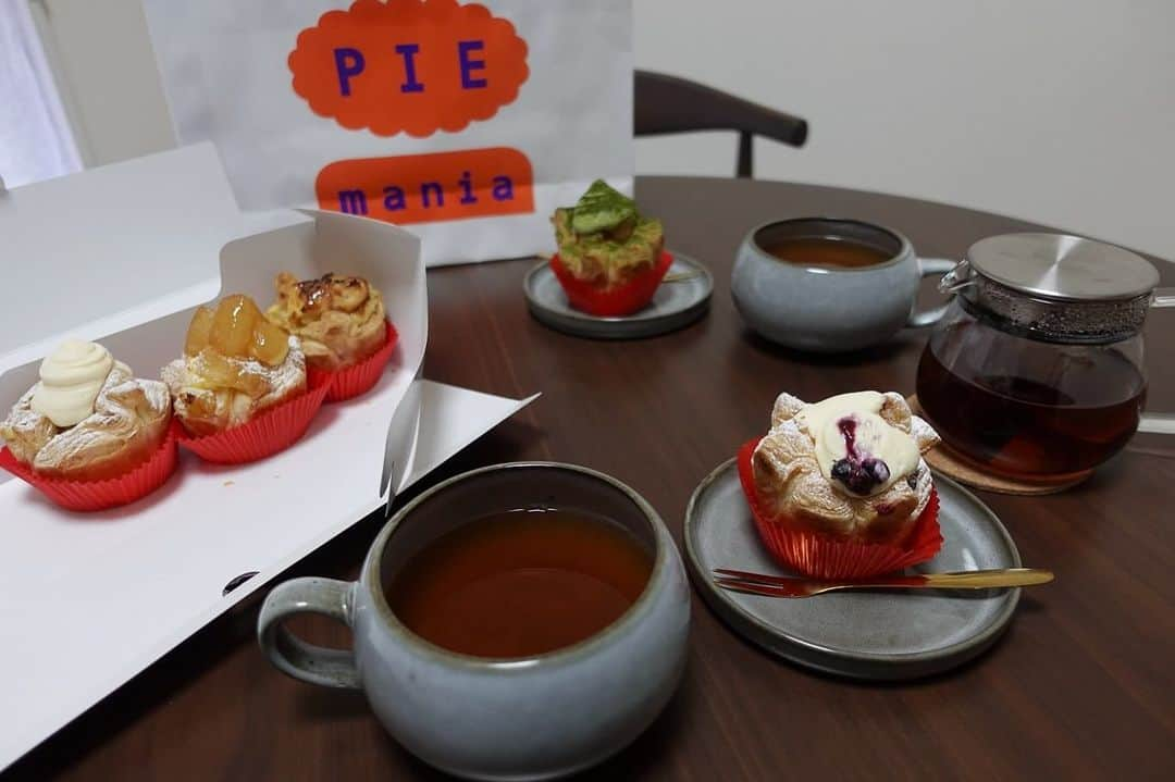 MATSUIRIHOさんのインスタグラム写真 - (MATSUIRIHOInstagram)「アップルパイの進化に驚いた🍎  12/1にオープンしたPIE mania @_piemania  店内で作られてるだけあって、パイは表面サックサク！ フィリングはりんごとカスタードで、 食感も感じられるりんごも美味しかったし、 カスタードが入ってるところがもう100点🤤👌🏻  私の推しはマスカルポーネだけど、 全フレーバー美味しかったな〜🥧 秋葉原駅降りてすぐなのでお手土産にも◎  📍アクセス ・JR秋葉原駅中央改札口を出て右横すぐ「アキバ・トリム」1階 ・つくばエクスプレス秋葉原駅A1出口直結  #パイマニア #アップルパイ専門店 #神戸屋」12月6日 11時02分 - rihoo914