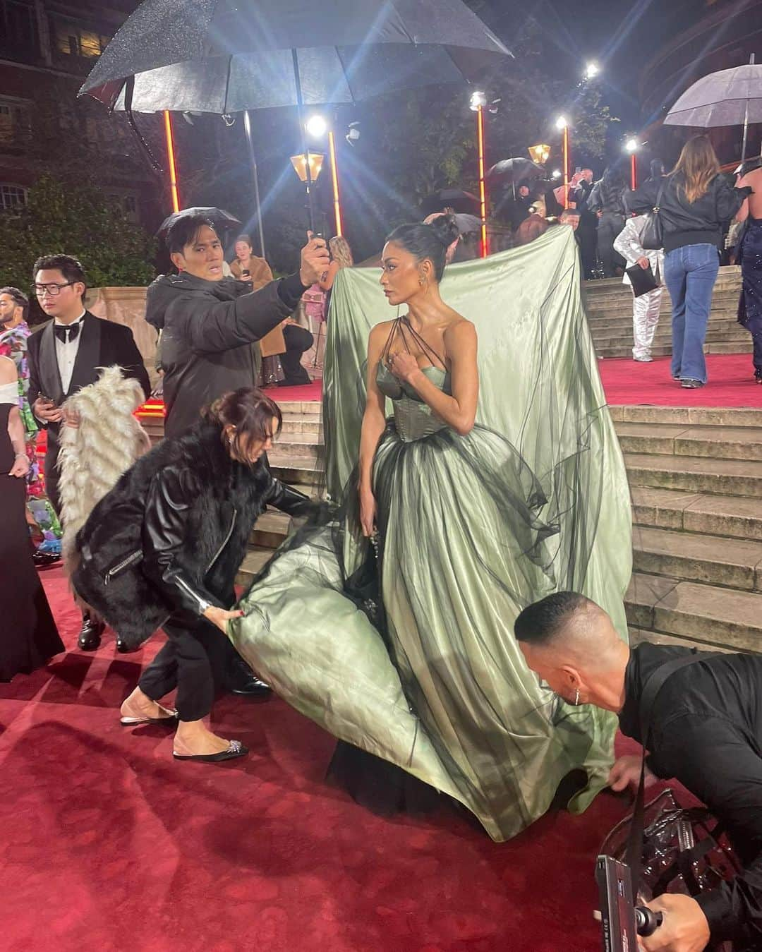 ニコール・シャージンガーさんのインスタグラム写真 - (ニコール・シャージンガーInstagram)「#FashionAwards and Afterparty Scroll to the end to see Insta vs Reality 🥰   Thank you @edward_enninful @natasha.poonawalla   @davebenett」12月6日 11時00分 - nicolescherzinger