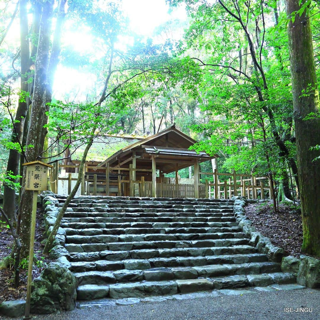 伊勢神宮のインスタグラム：「#伊勢神宮 #神宮 #神社 #心のふるさと #内宮 #荒祭宮 #別宮 #神宮125社 #isejingu #jingu #soul_of_japan #japan #jinja #shinto #naiku #aramatsuri_no_miya」