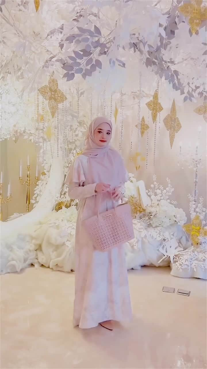 Ivan Gunawanのインスタグラム：「Emang boleh se-elegan ini @mommy_starla shay pakai koleksi Ivan Gunawan Bags? 😍  Yess, Lady Tote Bag satu ini bisa jadi solusi tambahan aksesoris untuk gaya weekend ini shay! Desainnya yang simple dengan kompartemen nya besar, tinggal cemplung cemplung semua barang kamu shay 👜  Mau samaan dengan @mommy_starla shay??.. Yuk dapatkan semua koleksi Ivan Gunawan Bags ini hanya ada di Official Website www.hijabmandjha.com dan store-store Mandjha kesayangan kamu shay 😊  #MandjhaIvanGunawan #SomethingNewFromMandjha #WanitaMandjha #HijabkuHijabTerbaru #IvanGunawan #IvanGunawanBags #Inara」