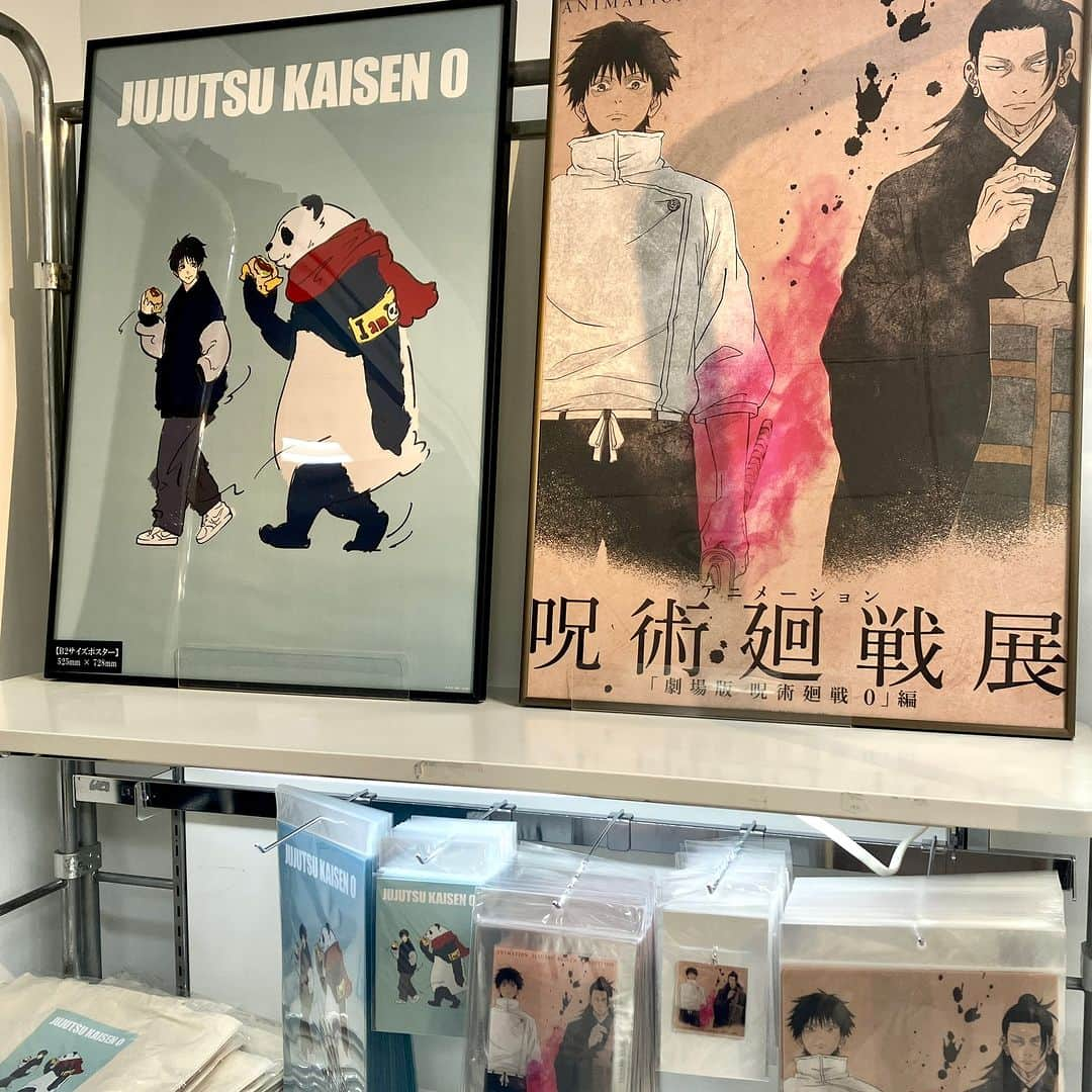 daimarusapporoさんのインスタグラム写真 - (daimarusapporoInstagram)「7階 ホールで【アニメーション 呪術廻戦展 「劇場版 呪術廻戦0」】を開催中！ 少年ジャンプで人気連載中の「呪術廻戦」のアニメ「劇場版 呪術廻戦 0」を中心に、作品の世界やキャラクターたちの魅力がつまった盛りだくさんの展覧会です。  会場内には原画やアニメーションの展示のほか、キャラクターのフォトスポットや作品内に登場するアイテム展示も👀 アニメのストーリーや名シーンを迫力いっぱいに体験できます。  物販コーナーには、展覧会限定の描きおろしイラストや原画を使用したグッズがたくさん。 ※グッズはお品切れの場合もございます。  大好評のアニメーション呪術廻戦展、ぜひ会場でお楽しみください！  詳しくは、ハイライト(@daimarusapporo)から特設サイトをご覧ください。  アニメーション 呪術廻戦展 「劇場版 呪術廻戦0」 11月29日(水)→12月18日(月) 7階 ホール 午前10時→午後7時まで (午後8時閉場) ※最終日は午後4時まで(午後5時閉場)  #大丸札幌 #呪術廻戦展 #呪術廻戦」12月6日 11時05分 - daimarusapporo