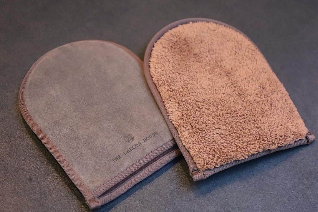 ラコタハウスさんのインスタグラム写真 - (ラコタハウスInstagram)「Silky Leather Glove designed for Next Level of Leather Care.  Model: LHA-009 MATERIAL: LEATHER PART: GOAT/ BOA PART: 100% POLYESTER COLOR: DARK BROWN MADE IN JAPAN PRICE: ¥4,950-(inc.Tax)  各種お問い合わせは、プロフィール欄記載リンクのLINEをご利用ください。  #alden #aldenshoes #thelakotahouse #shoecare #cordovan #オールデン #ラコタハウス #コードバン #シューケア #革靴」12月6日 11時13分 - thelakotahouse