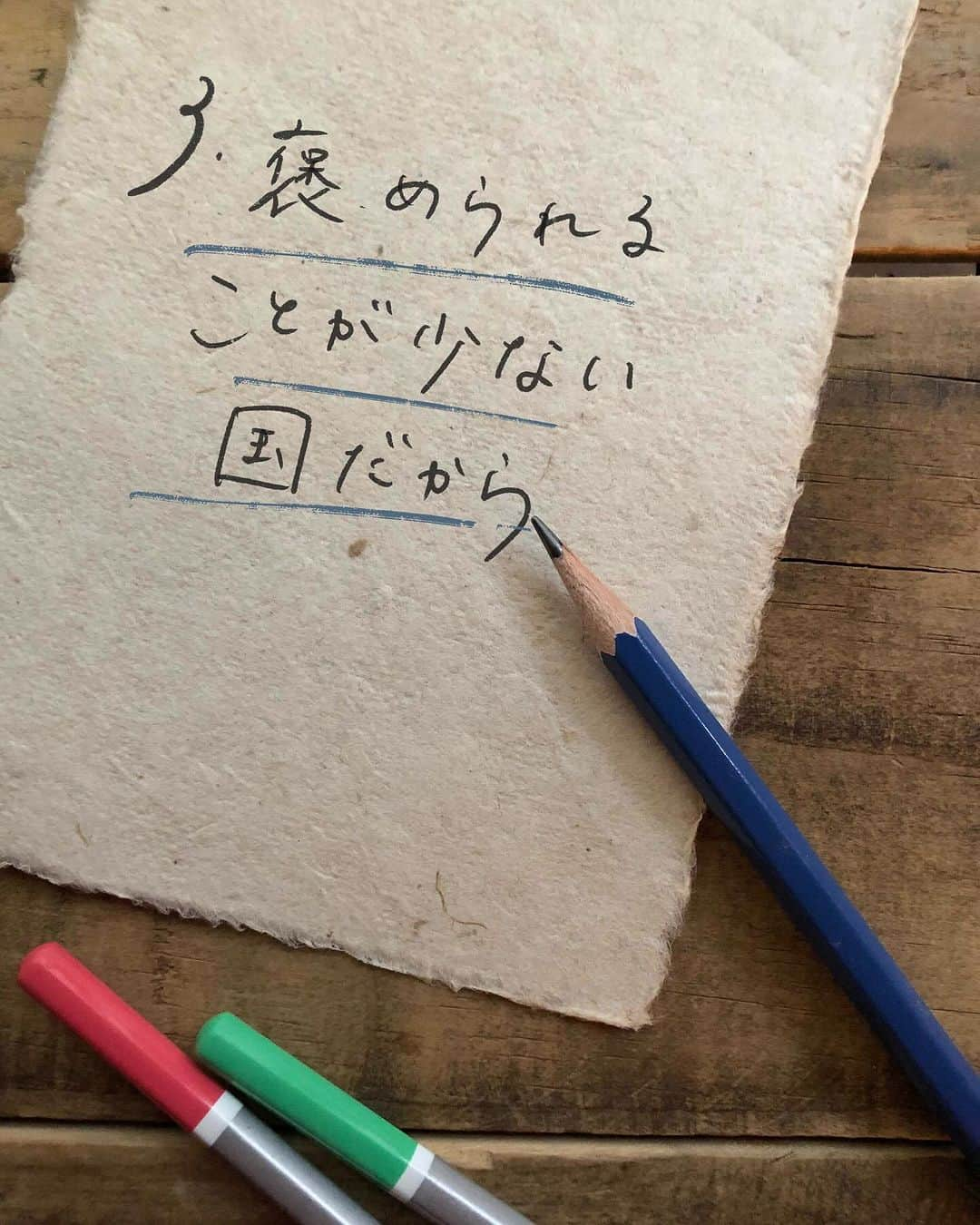 村上萌さんのインスタグラム写真 - (村上萌Instagram)「【選択と決断をして、最終回のお知らせです🔥】 世界が新時代に突入してしまった頃に、それぞれの自宅から繋いだ話し合いで発足した「家族のチーム化」を掲げたTHE FAMILY NOTEプロジェクト。  2021年の春にクラウドファンディングを立ち上げたら一晩でたちまち目標を達成し、それから2度の予約販売を通して累計2000のご家族から、制作者の想像を超える本当に沢山の使い方を教えていただきました🕊️  未来の自分と大切な人に向けた、感情のアルバムはそれぞれのご家族のもとで唯一無二の宝物として育っています。  ただ、熱い思いとともにプロジェクトとしてスタートしたものの、どこかで形を変えたいと思っていた矢先に、商標のことでこれまでの名称が使えなくなってしまいました。 (いくつかの区分で商標は事前に取得して活動していたにもかかわらずこうなってしまったことは、私にも反省すべきところがあるのですが…。)  毎年必ず予約してくださった方や、「いつか使いたい」とお声をくださる方もいらっしゃるのに、名前が使えないからと言ってこのまま突然終了にはしたくないよね、と事務局でも話し合い、新たに名称を変えて、だけどこのような形での販売は最終回。という、今の自分たちのベストの決断にいたりました。  THE FAMILY NOTEあらためKAZOKUGOTO NOTE、最後の予約受付は12月13日(水)から開始予定。  @kazokugotonote   これまで一緒に新しい景色を作ってくださったみなさま、ありがとうございました。そしてこれからもどうぞよろしくお願いします。  それぞれのお手元にあるノートはこれから先ますます、時間の経過とともにより一層価値あるものに育っていくと確信しています🥰🔥今回初めて予約してくださるみなさまも、このノートを通して出会えること、楽しみにしています。」12月6日 11時15分 - moemurakami_