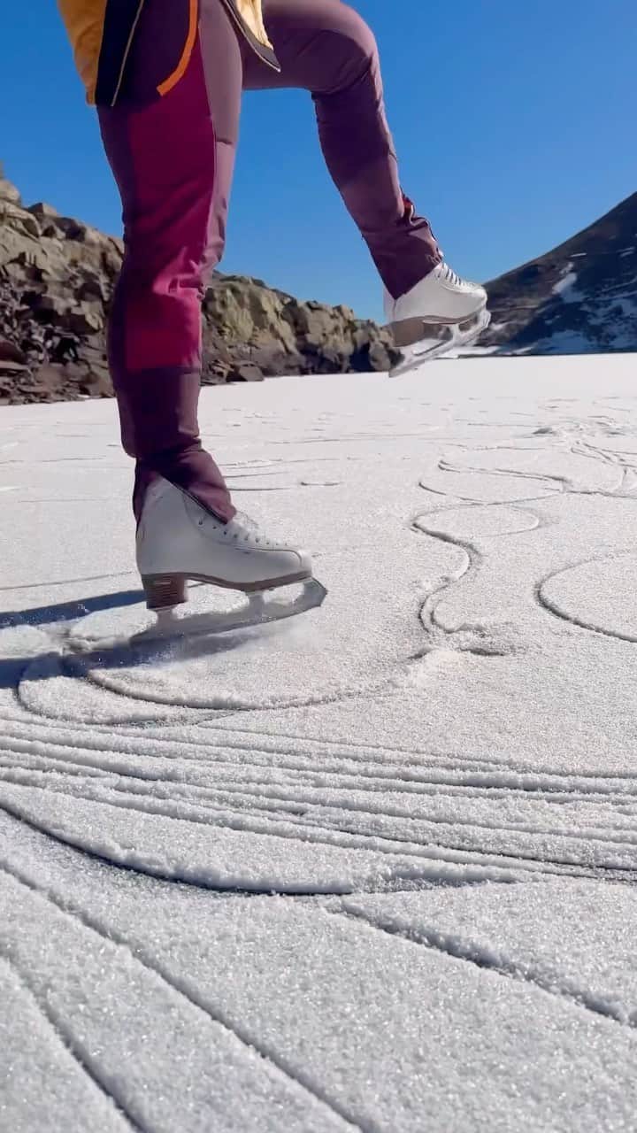 オリンピックのインスタグラム：「Using your skates not only for sports, but also to make art 😍🎨  #GPFigure I #FigureSkating  🎥: @laurakottlowski / @hang6ix」