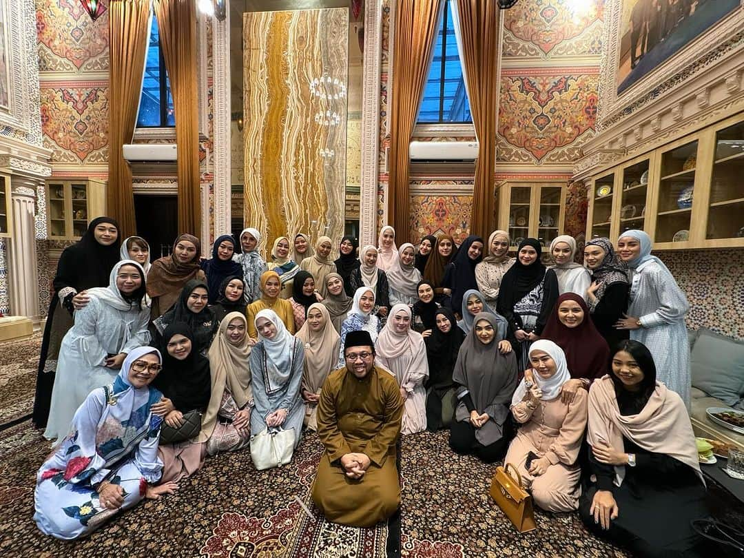 Ashantyさんのインスタグラム写真 - (AshantyInstagram)「Alhamdulillah bisa kumpul buat kajian sama ustadz @ajobendri  Makasih temen2 yg udah bantuin undang2in dan udah bantuin semuanya, sampai bisa terlaksana nya kajian ini dengan lancar.. Semoga kita selalu diberi kesehatan, kebaikan dan keberkahan dalam hidup🙏😍」12月6日 11時16分 - ashanty_ash