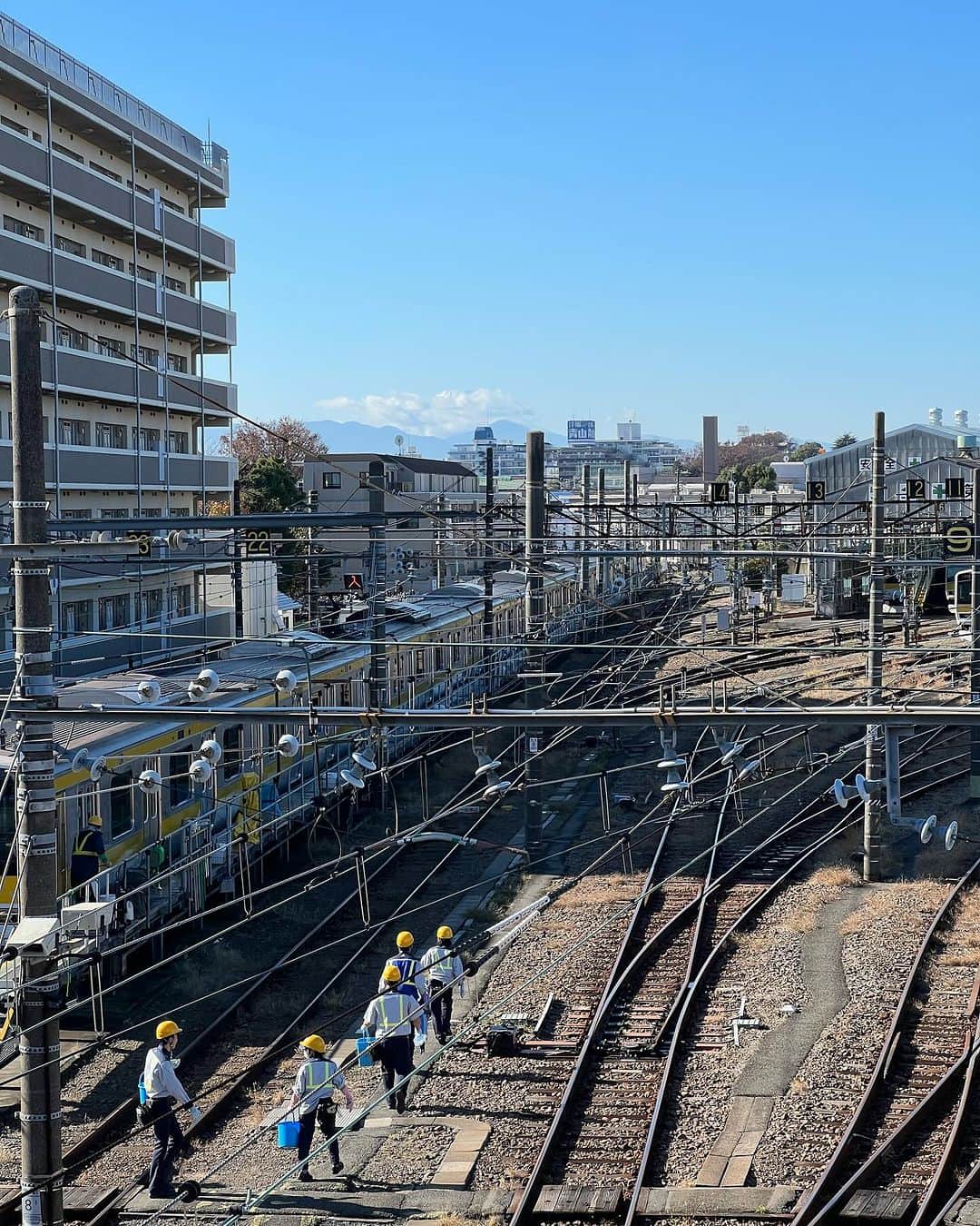 のインスタグラム：「本日の三鷹跨線橋からの、雲の上からちらっと頭出してるの富士山？」