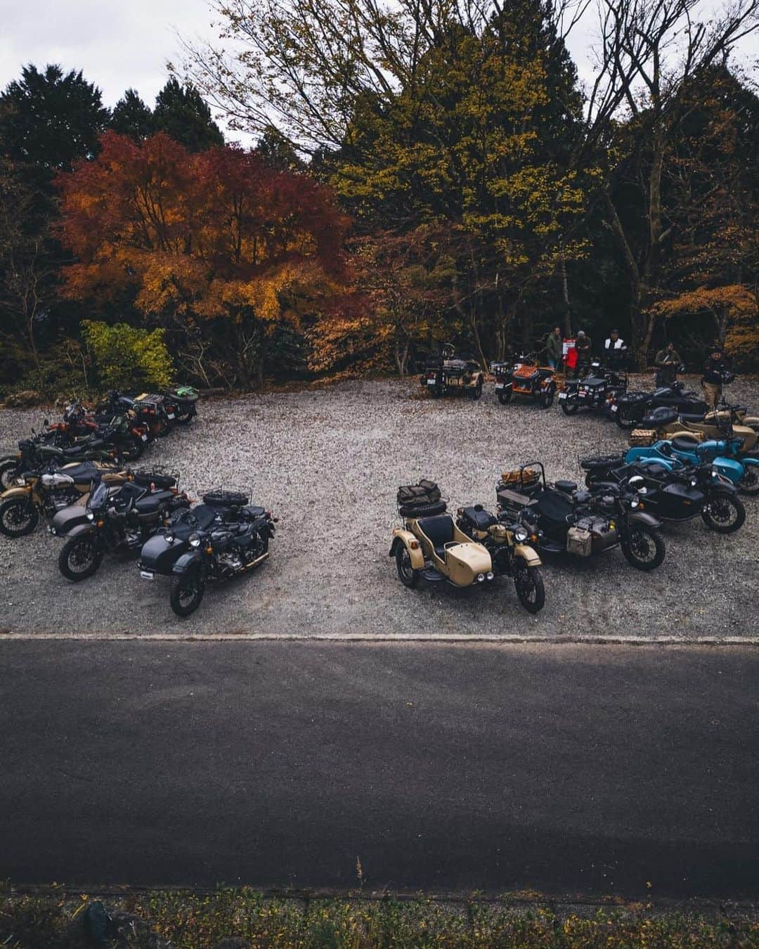 Ural Motorcyclesさんのインスタグラム写真 - (Ural MotorcyclesInstagram)「何台のウラルを見つけました？🏍️ Photo by @valentino_zarudnev」12月6日 11時19分 - ural_japan_official