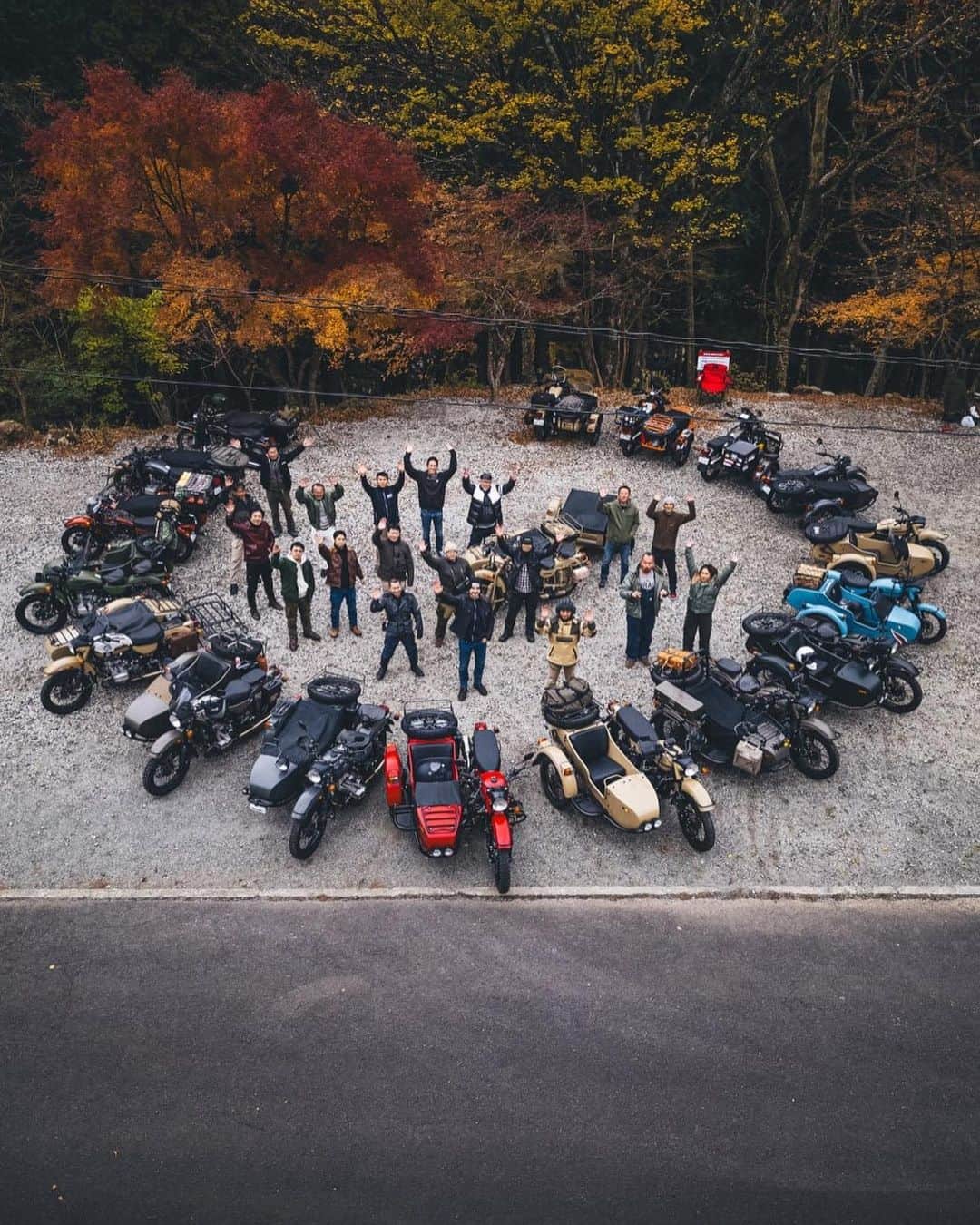 Ural Motorcyclesさんのインスタグラム写真 - (Ural MotorcyclesInstagram)「何台のウラルを見つけました？🏍️ Photo by @valentino_zarudnev」12月6日 11時19分 - ural_japan_official