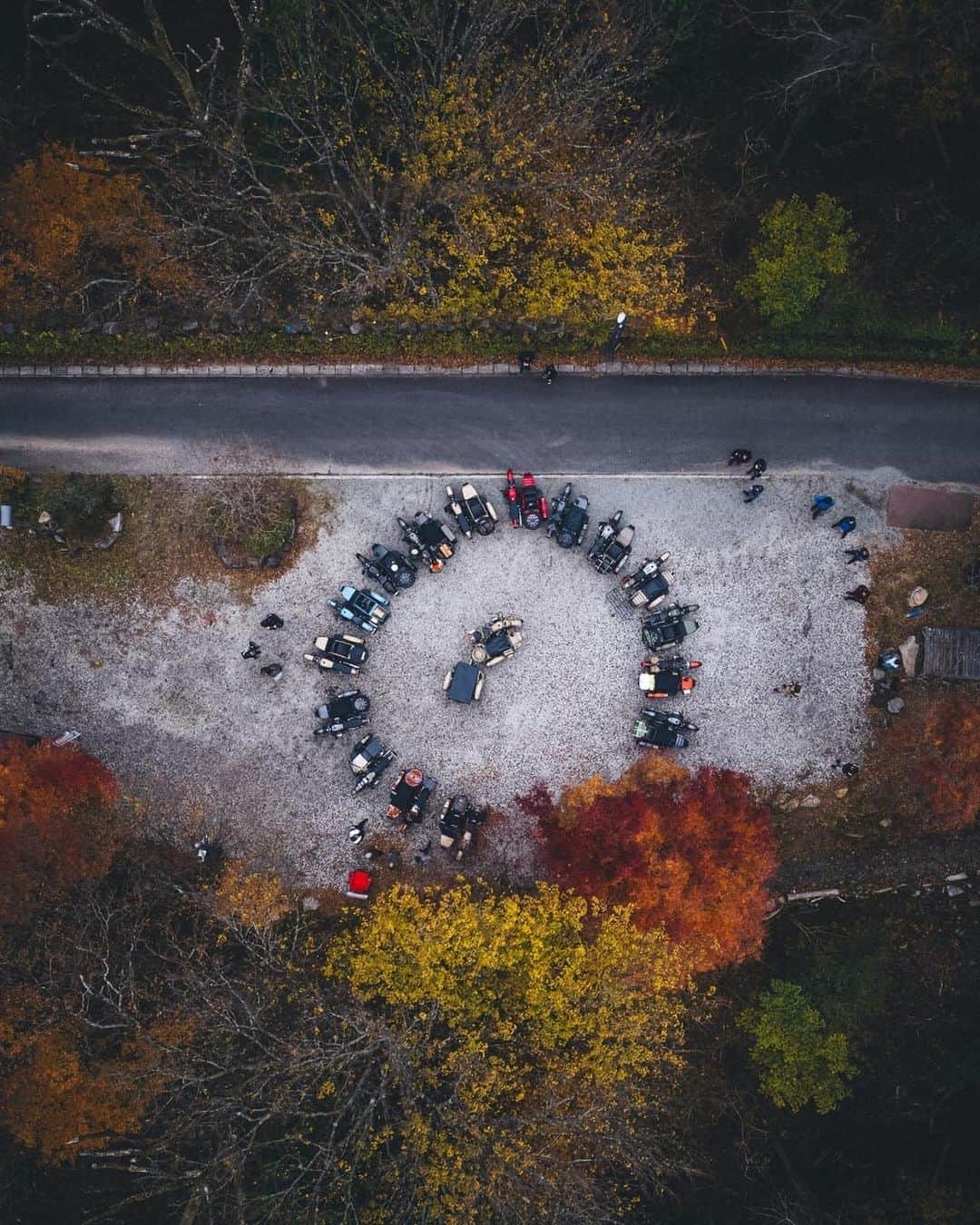 Ural Motorcyclesのインスタグラム：「何台のウラルを見つけました？🏍️ Photo by @valentino_zarudnev」