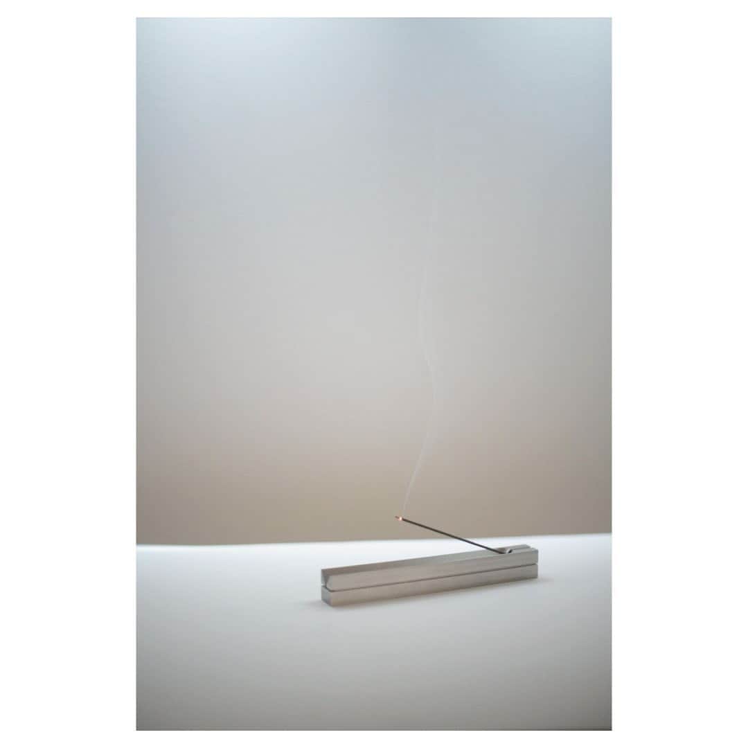 ARTS&SCIENCE official accountさんのインスタグラム写真 - (ARTS&SCIENCE official accountInstagram)「・ Surface of Light by Rinko Kawauchi  アーツ＆サイエンスが取り扱うクラフトから、さまざまな光りを放つ作品をWEBサイトでご紹介しています。手拭き硝子で作られたグラスやライト、シルバー製のインセンスホルダーなど、それぞれの素材の面を、独自の世界観で光りを捉える写真家・川内倫子さんに撮影していただきました。  @rinkokawauchi  @arts_and_science  詳細はWEBサイトのメニュー [ A&S Editorial ] にてご覧いただけます。プロフィールのURLからご覧ください。 For more details, tap the link in our bio.  入荷日はアイテムにより異なります。商品についてのお問い合わせは店舗、またはWEBサイトのコンタクトフォームよりご連絡ください。 Launch dates will vary per item. For item requests and direct mail orders, please contact our shops directly or use our contact form from our official web page.  #川内倫子 #rinkokawauchi #artsandscience #tennen #peterivy」12月6日 11時24分 - arts_and_science