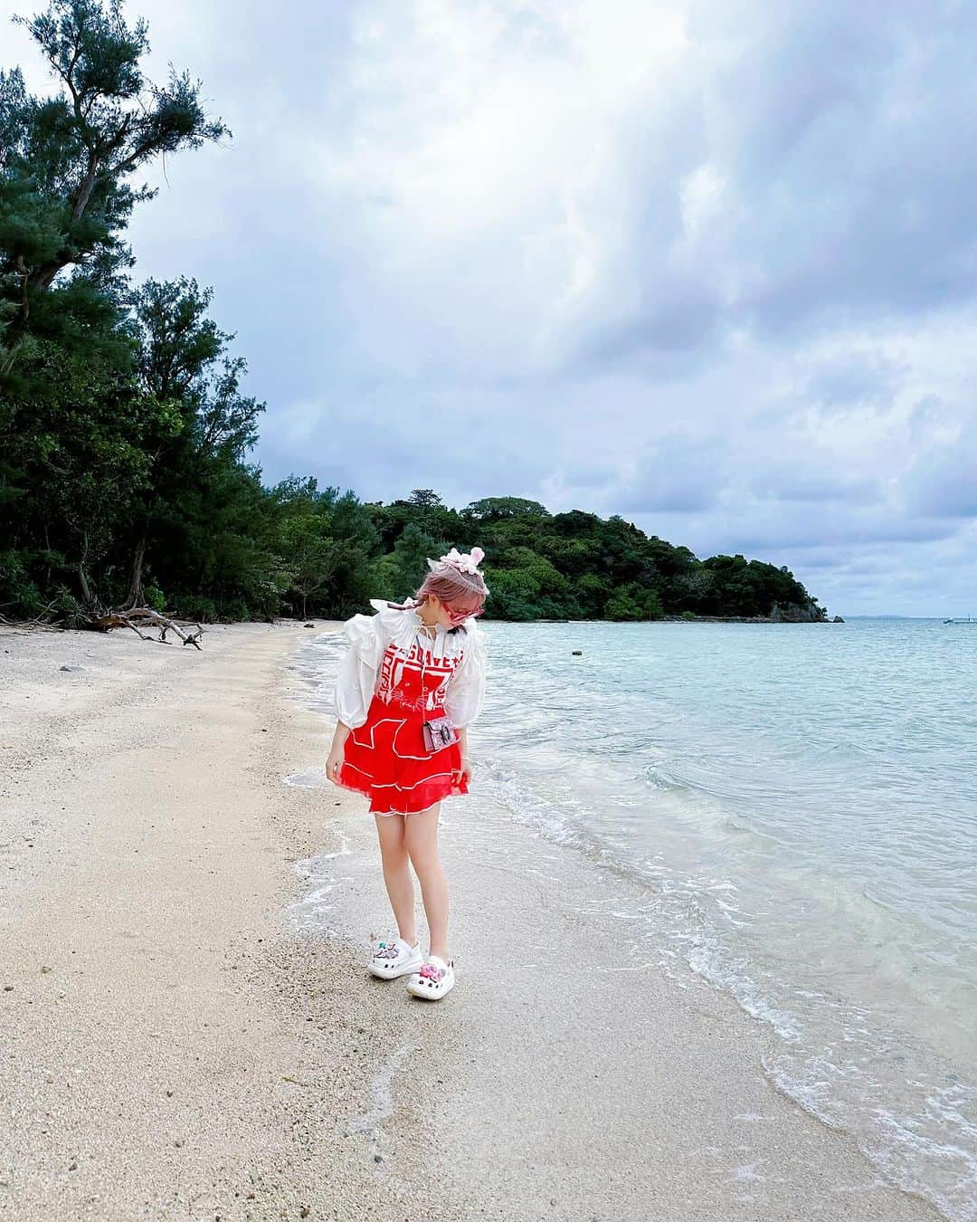 Etsuna otsukAさんのインスタグラム写真 - (Etsuna otsukAInstagram)「🌺i love okinawa🥰🌺 冲绳-石垣島🏝️度假🏖️ 冬天的冲绳可太推荐了！暖暖的 不暴晒也不冷🥰 比起冲绳那霸本岛 更喜欢宫古岛 石垣島😍 地方不大 各种吃的 海滩离的都很近😍 以前没认识tom前觉得冲绳料理味道怪怪的… 后来发现原来冲绳料理吃对了店 真的 太好吃了太好吃了 太好吃了😭 要说三遍！ 各种岛上的水果汁一绝👍  #ishigaki #ishigakiisland  #okinawa」12月6日 11時24分 - etsunaotsuka