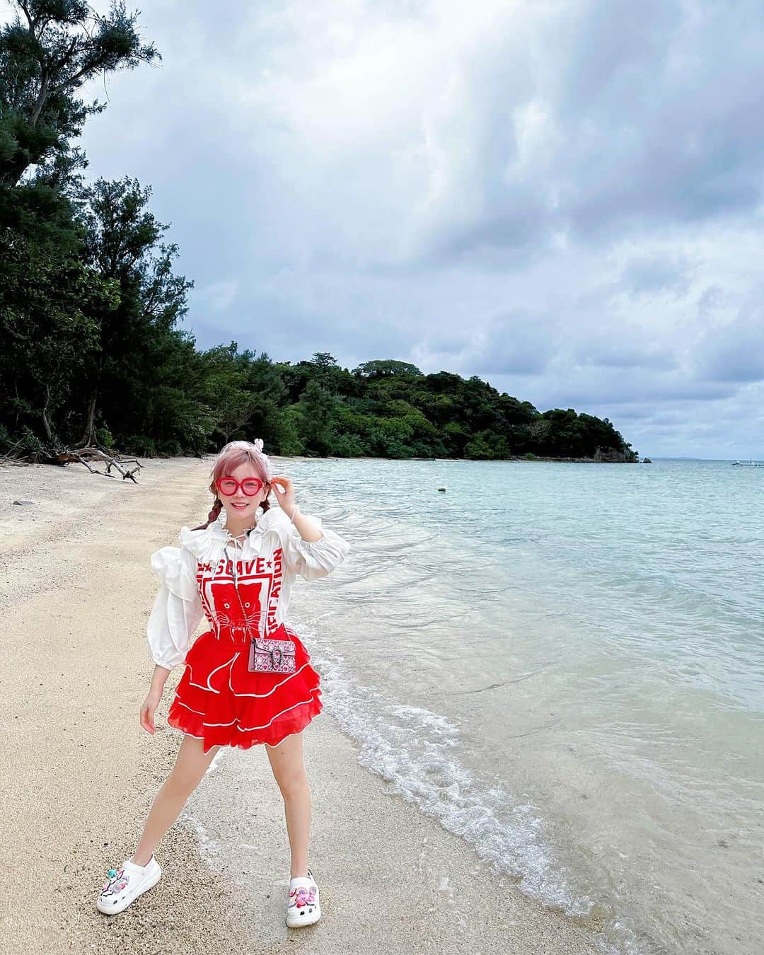 Etsuna otsukAのインスタグラム：「🌺i love okinawa🥰🌺 冲绳-石垣島🏝️度假🏖️ 冬天的冲绳可太推荐了！暖暖的 不暴晒也不冷🥰 比起冲绳那霸本岛 更喜欢宫古岛 石垣島😍 地方不大 各种吃的 海滩离的都很近😍 以前没认识tom前觉得冲绳料理味道怪怪的… 后来发现原来冲绳料理吃对了店 真的 太好吃了太好吃了 太好吃了😭 要说三遍！ 各种岛上的水果汁一绝👍  #ishigaki #ishigakiisland  #okinawa」
