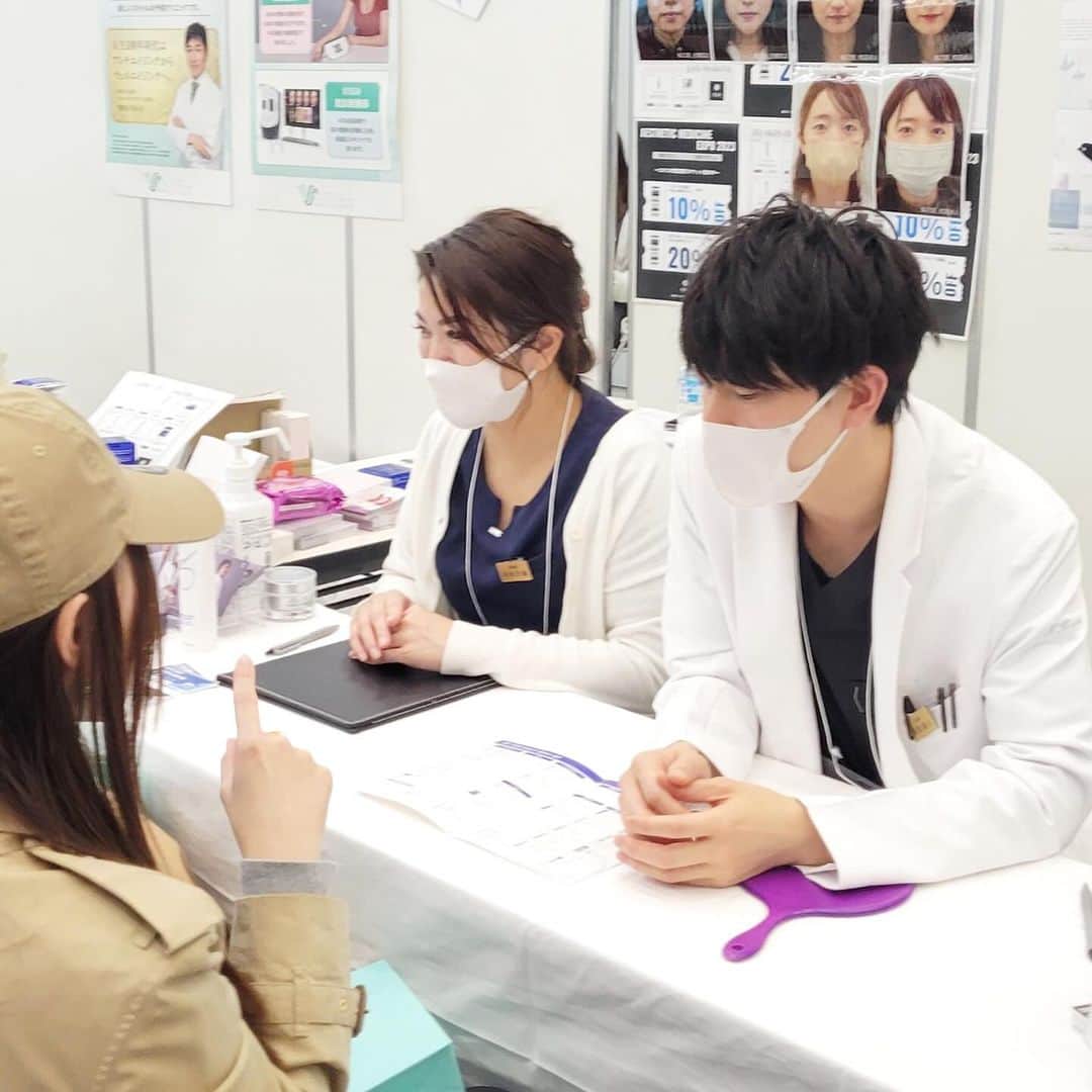 東京イセアクリニックのインスタグラム：「自費研 美容医療EXPO2023 Day1 🫧 2023/12/1  和田医師と看護師による出張カウンセリング✍️ 埋没法や目の下のクマ取り、ゼオスキンのご相談など 多くの方にお立ち寄りいただけました。  1日目に来てくださった皆様、ありがとうございました🙇🏻‍♀️ ̖́-‬  #自費研 #美容医療expo2023 #美容医療好きな人と繋がりたい #美容医療で日本を明るくしよう  #美容医療をもっと身近に」