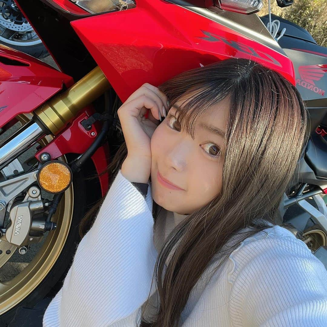 竹川由華のインスタグラム：「今日はツーリング日和ですね❤︎  #東京　#滋賀#バイク　#バイク女子  #バイク好きな人と繋がりたい  #バイクのある風景  #バイクのある生活 #GPZ #gpz750 #shiga #琵琶湖　#biwako　#bike #bikelife #bikegirls #bikegirl #HONDA #CBR250RR #KAWASAKI #洗車　#バイク洗車」