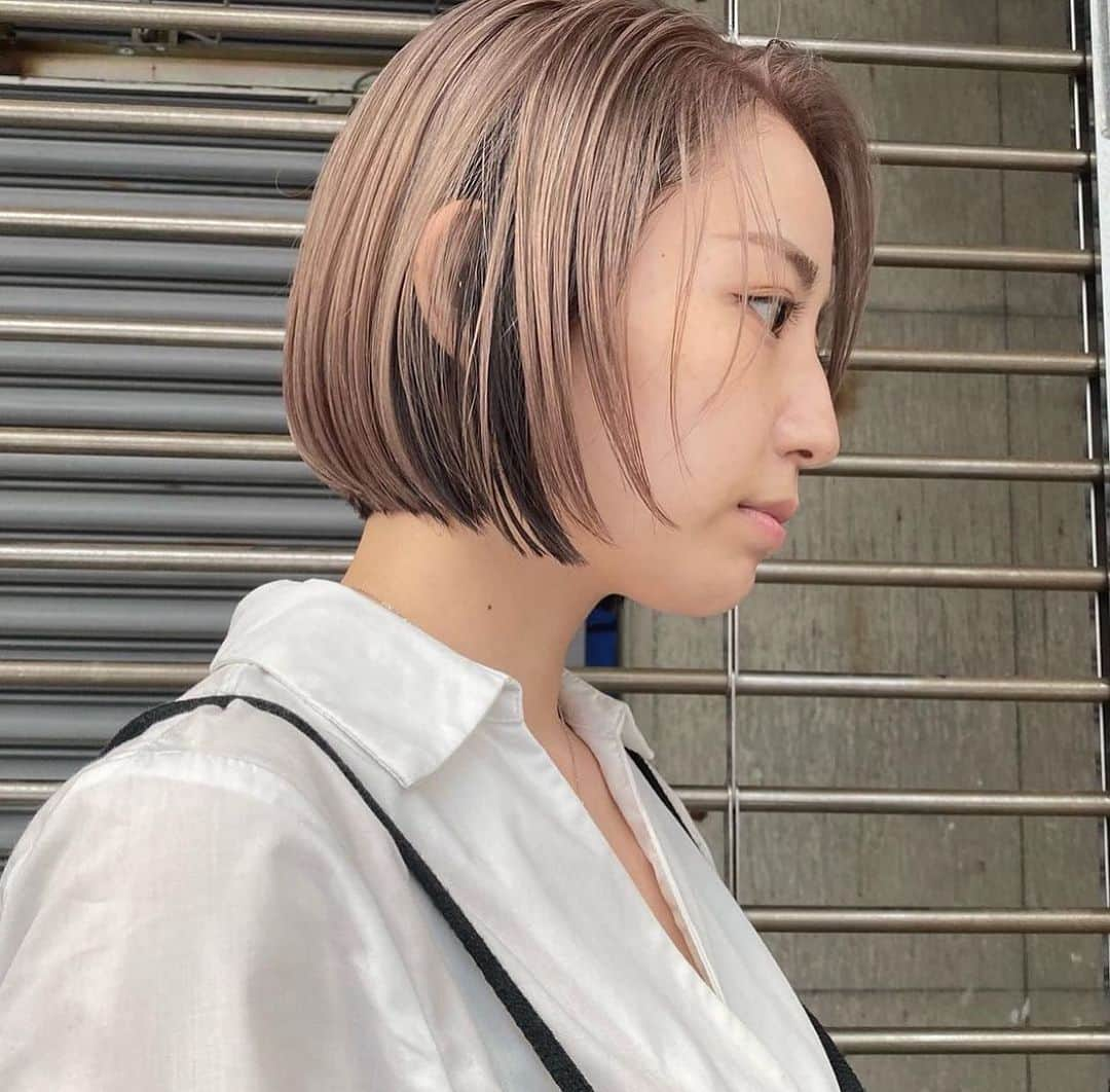 NOBU/渋谷店のインスタグラム：「ライトベージュ インナーブラック . . @nobuhair 担当プロデューサーNOBU . . ✂︎オススメクーポン✂︎ ☆カット4000円 ☆カット、カラー6000円 ☆カット、酸性トリートメント15000円 ☆酸性トリートメント9000円 ☆カット、カラー、ハホニコ9500円 ☆カット、カラー、ケラスターゼ12000円 ☆カット、カラー、オッジィ13500円 ☆カット、バレイヤージュ27000円 ☆カット、ダブルカラー15000円 ☆カット、ハイブリーチ24000円 ☆カット、インナーカラー13000円 ☆カット、3Dハイライト16500円 ☆カット、フェイスフレーミング15500円 ☆カット、ハイライトグラデ23000円 ⚠︎NOBU指名料2000円 【ご予約は、NOBUインスタプロフィールURLからホットペッパービューティーにて】 よろしくお願いします★ . . NNNスリーエヌ　 ■営業時間10:00〜20:00  ※年中無休 ■住所　107-0061 東京都港区北青山3-12-1 オウル3階 . . #青山 #表参道 #美容室 #ヘアスタイル #ヘア #ヘアセット #カット #カラー #ヘアカラー #ヘアアレンジ  #シンプル #外国人風 #イメチェン #トレンド #美容師 #髮型 #髮型師 #剪髮 #中長髮#ตัดผม#ผม#헤어 #컷#hair #hairstyle」