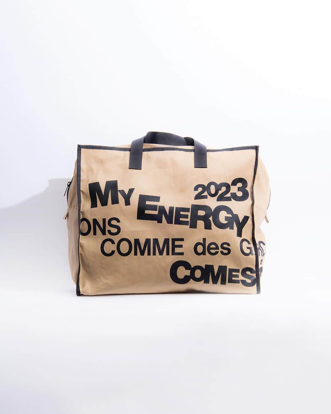 EYESCREAMさんのインスタグラム写真 - (EYESCREAMInstagram)「COMME des GARÇONSから2種の新作メッセージバッグがリリース。詳細はMasteredにて✔︎  @commedesgarcons #commedesgarcons #bag #style #tokyo #holiday #graphicdesign #everythingmastered #🎄」12月6日 11時33分 - masteredjp