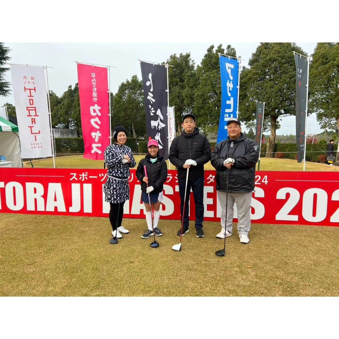 竹末裕美のインスタグラム：「昨日は、トラジマスターズ2024🥩 新千葉カントリークラブ⛳ トラジさんにはよく行かせていただいています🥓 お昼には、お肉を焼いて頂きました😊 最高✨️  ご一緒させて頂きました @toyonoshima_daiki 　豊ノ島大樹さん　相撲 @teramoto_asuka 　寺本明日香ちゃん　体操 トラジの土田さん  本当に、本当に笑が耐えない1日でした😂 寒かったけど、豊ノ島さん、あすかちゃん、土田さんのおかげで乗り越えられました😅 豊ノ島さん、珍プレーたくさん(笑) あすかちゃんの男らしいパター、ショットのリズム最高👏 ありがとうございました😊  私がサッカー選手で昔から大好きな遠藤保仁さんと、バレーボールの狩野舞子さんと📷️  同級生😊📷️ @yukiko_s0403  @yoshimikoda_official   いつも楽しませてくれる😁 @gminochi 　ゴルゴ松本さん  可愛い😆 @namiki_golf　なみきちゃん  #ゴルフ#ゴルファー#女子プロゴルファー#プロゴルファー#プロアマ#焼肉トラジ#お肉#アスリート#豊ノ島#寺本明日香#遠藤保仁 #狩野舞子 #ゴルゴ松本#なみきちゃん #ウェア#ロサーセン」