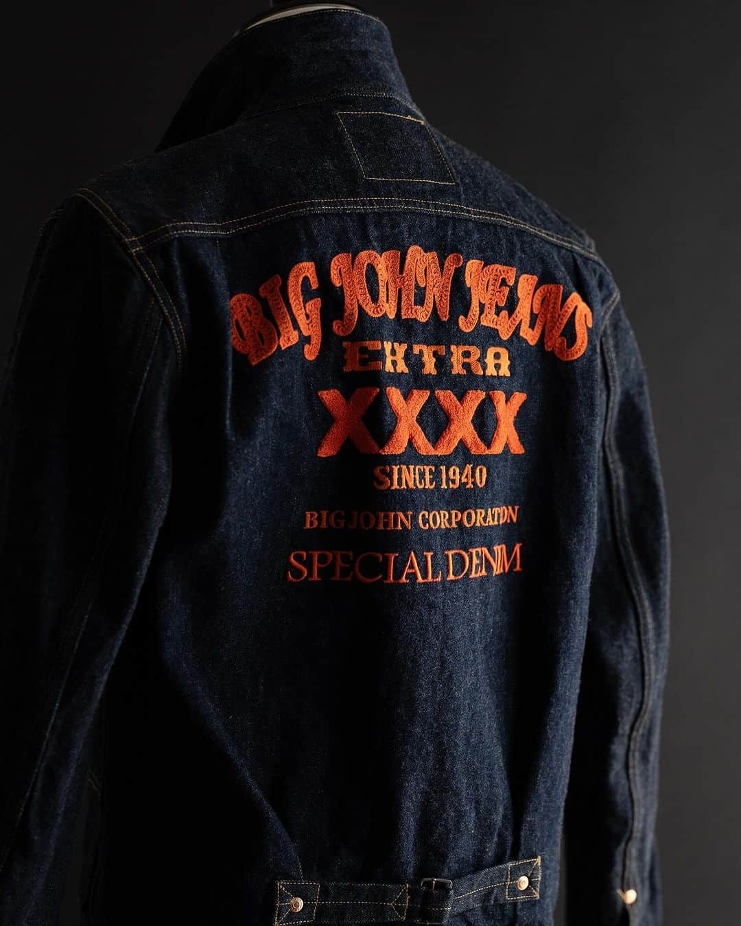 BIG JOHNのインスタグラム：「『XXXX-EXTRA』MODEL EMB DENIM JACKET XX601-SP4  ・日本のクラフトマンの技術を集結 ・ロープ染色で染め上げた本藍デニム ・オーセンティックな2ポケットタイプ ・15.8オンスにもかかわらずハードすぎないタッチ  matsu  @bigjohnjeans  @bigjohnshop  @bigjohntokyo  @bigjohnosaka  #bigjohn #bigjohnjeans #ビッグジョン #okayama #kurashiki #kojima #ジーンズ #デニム #denim #fashion #ootd #jeans #love #madeinjapan #flannelshirt  #japan  #model #国産 #アメカジ  #xxxx #刺繍 #伝統 #革新#育てるジーンズ#本藍  #ロープ染色 #アメカジ男子#ボタン」