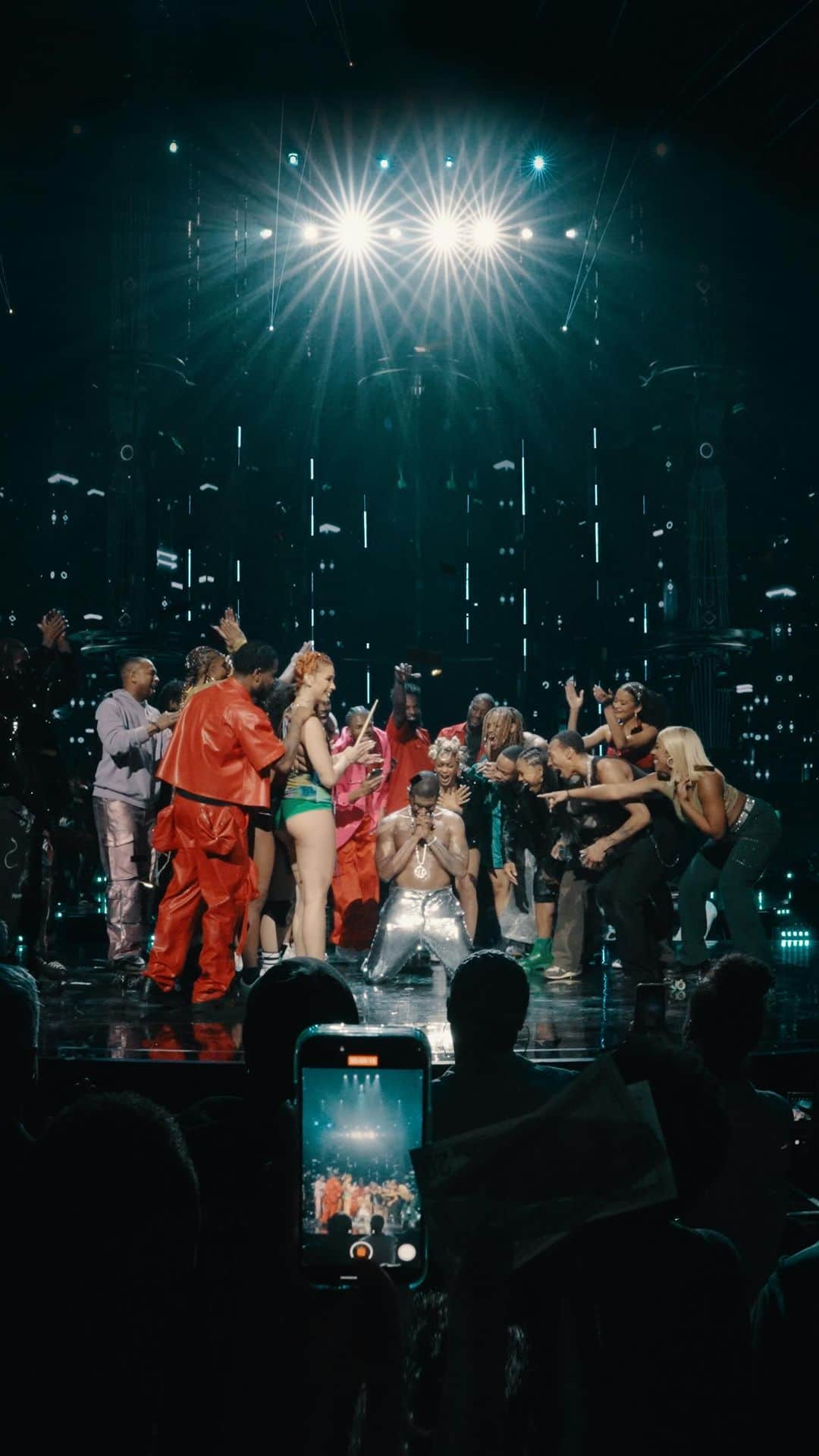 アッシャーのインスタグラム：「Manifestation is real!! And to think that I did 100 shows…Las Vegas, I love U. My Day 1s, I love U. My family, I love U. My entire crew…the dancers, skaters, the band, production, creative team, management. I love U. Thank U for supporting me through it all. #COMINGHOME」