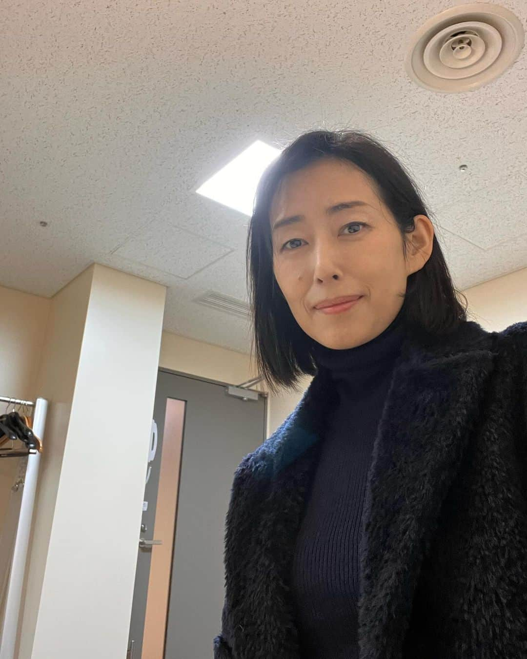 木村多江のインスタグラム：「東京は 雨上がりの良いお天気。  みなさんのところは どうですか。  今の作品もあと少しで 終わるけど  ばたばた してるわけでもないのに  なんだか 気分は バタバタ。  心のゆとりを もって 過ごしたいものですなぁ😊」