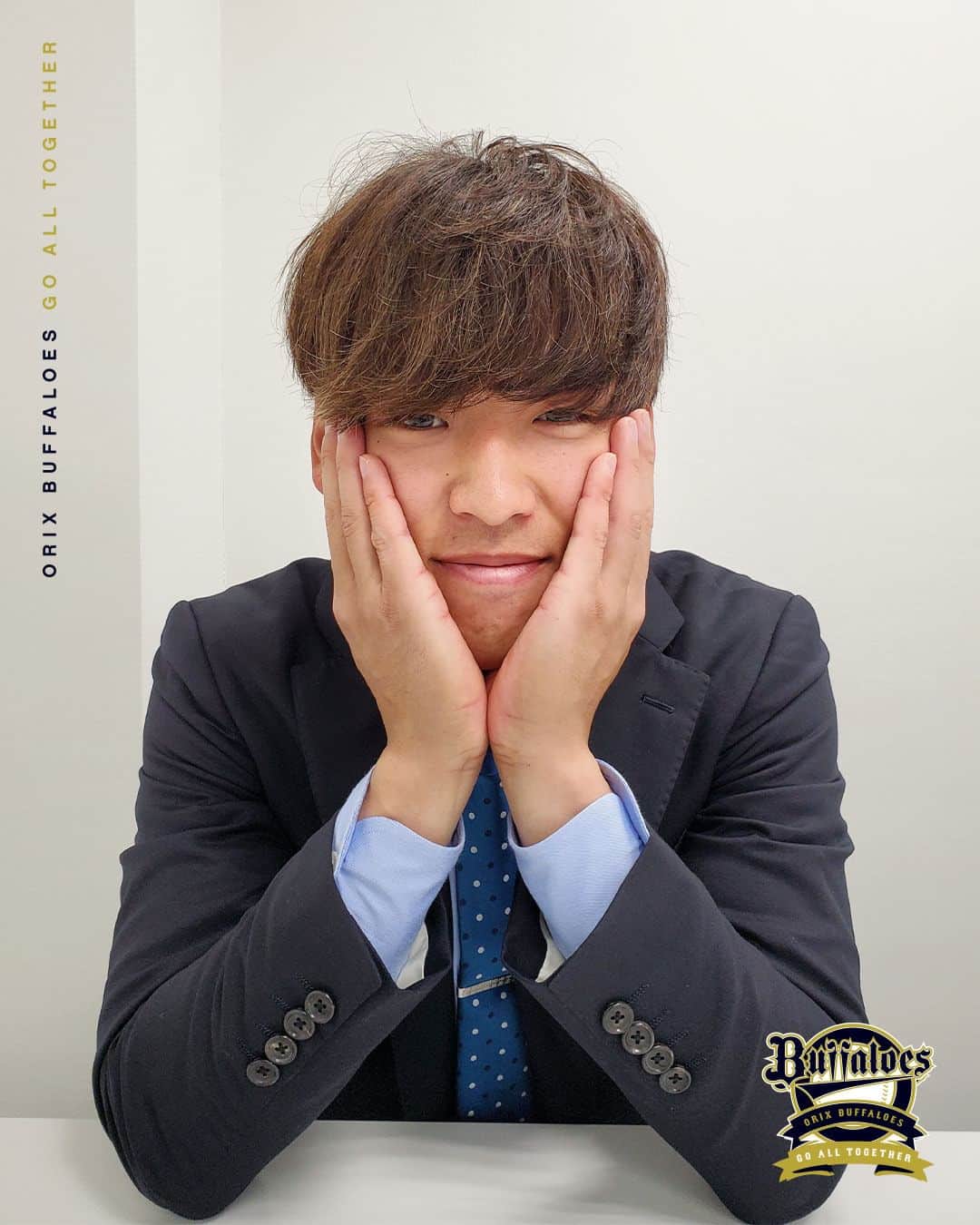 のインスタグラム：「#渡部遼人 #Bsスーツコレクション #甘え上手な若手のホープ #仕事は足で稼ぐスタイル #クールに見えて心は熱い #契約更改 #Bs2023 #buffaloes #baseball #ORIX #プロ野球」