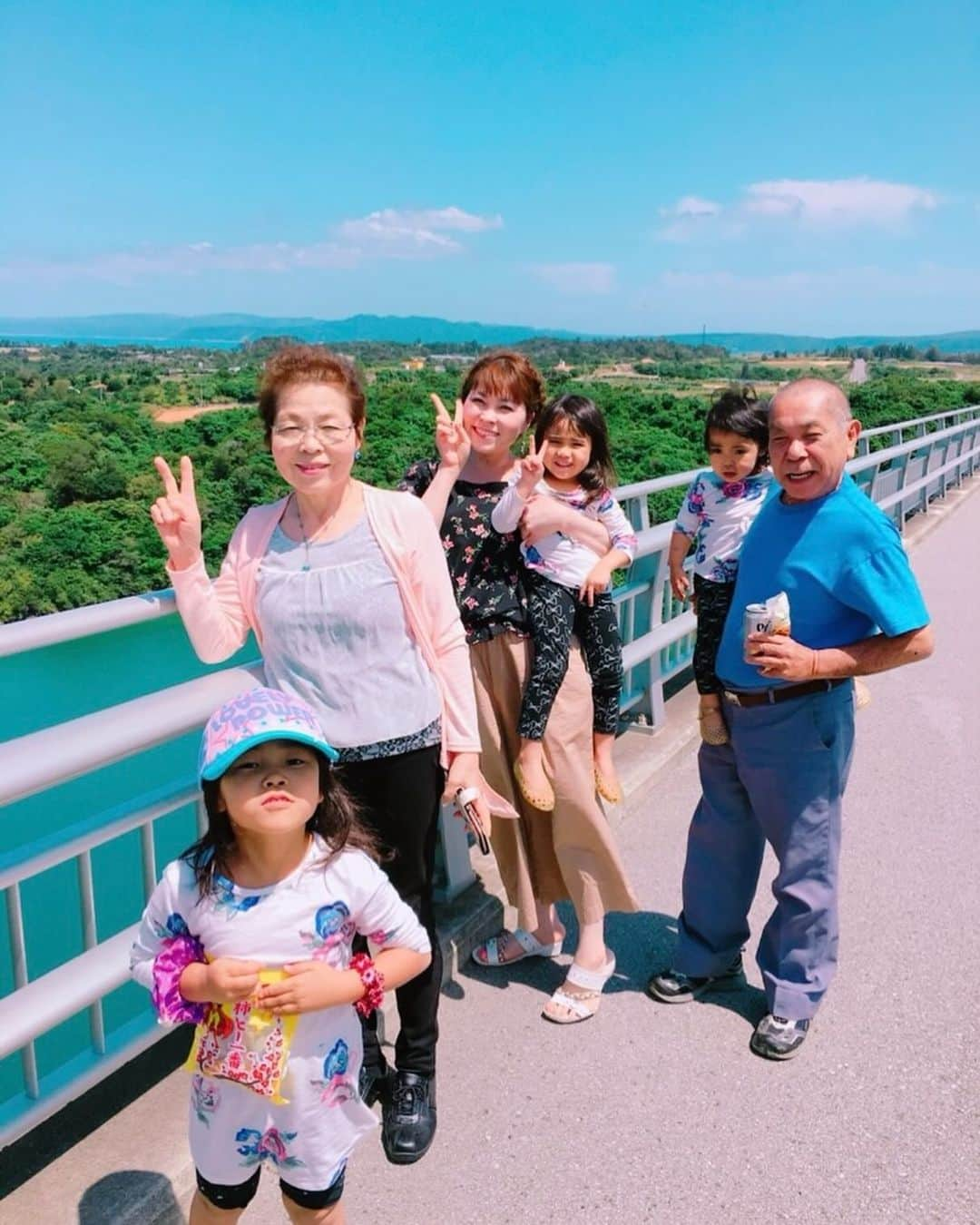 上地春奈さんのインスタグラム写真 - (上地春奈Instagram)「2023年12月6日 11:43  ☆琉球メモリアル番外編⓸☆  テーマ：ブログ  はいさぁ〜い🌺  今日、TOKYOでぇーじ天気いいから、年末の大掃除を今日やろう！と思い、朝からカーテン外して3回洗濯回して、今日は、あと2回、洗濯機回す予定🤣😂🤚 ガムシャラ🤣😂‼️  換気扇やら、冷蔵庫の中身出して拭きまくり、窓拭きやら、靴箱から、シンクや、洗面台の下の物を出して拭き取り、とりあえず拭きまくってる🤣😂🤚  自分こー見えて、軽く潔癖症なんで😂🤣🤚 普段から、掃除するから全然汚れてないけど🤣😂 　　　  掃除好きだから、音楽かけながら掃除してると更に楽しくて、気分ずスッキリ🤣😂🤚  そんな中、 いちゃりばちょ〜でぇ〜のみんなぁ😆🤚 もう飽きたかね🤣😂🙏⁉️  わたしの琉球メモリアル番外編⑤あるんだけど🤣😂  もういいよー🤣😂🤚ってなってるお方は、読まなくてもいいからさー🤣😂🤚  気にせず大丈夫だからさ😆🤸‍♂️❣️  レリゴーしたい方だけ😆💕 レリゴー🛼🤸‍♂️💕❣️  琉球メモリアル番外編⑤  にーにーがやっている畑のオクラの収穫に、お父さんが手伝いで朝早くから行くからあたすも手伝いで行った時、お父さんが、畑用の服を貸してくれたんだけど、  オクラは 葉っぱもトゲトゲしてるから、皮膚が出てると、痒くなったり、かぶれるわかさ😱💦 だから、これに↑銀行の人がつける手首から腕の所まであるカバーみたいなのんと、手袋、目だけしか出ない帽子😂を着用して収穫するんだけどさ！  まず、  靴下、親指穴あき🤣😂🤚 　  首元どんだけ🤣😂🤚  縫わんで捨てれ🤣😂🤚つって🤣😂❣️ どんだけ思い入れがあるTシャツやんば🤣😂🤚つって  んで、 　　  誰かに撃たれた🤣😂⁉️つって🤣😂🤚  こんな所に穴あくかね🤣😂  着倒し過ぎでしょこのTシャツ🤣😂🤚  下に着ている長袖も、ズボンもヨレヨレで😂 チャックも壊れてて🤣😂 ベルトしないと、サプライズパンティ 登場状態で🤣😂🤚  全部どんなよー😂🤣🤚って笑って、 畑服から、着替えて、仕事に向かう、お父さん見たら、  別の、青いTシャツ着てた🤣😂🤚  どんだけ青好きなんだよ🤣😂🤚つって     物を大切するよね〜🤣😂🤚 うちの父🤣😂🤚  このTシャツが古くなったら 畑行きよね🤣😂🤚絶対🤣😂🤚  そー思えば、 お父さん良く、青いTシャツ着てるなって思って昔の写真見返したら、でぇーじ着てた🤣😂🤚 ２０１８年のメモリアル❣️  これが、多分アタスが着た畑服なんだろうと思う😆  物を大切にする男❣️ 上地吉光😆❣️  お父さんラブ❤️  いつもありがとう😂🤣💕  #上地春奈 #物を大切にする男 #上地吉光 #愛おしい♡ #お父さんラブ❤️」12月6日 11時53分 - uechi_haruna