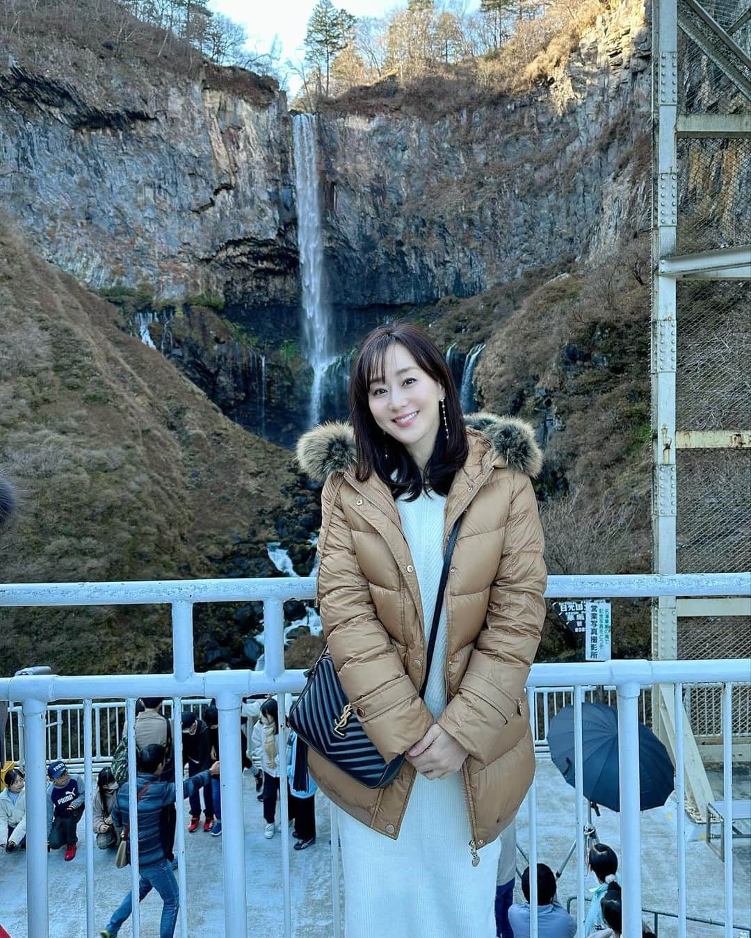 村上麻衣さんのインスタグラム写真 - (村上麻衣Instagram)「華厳の滝。  約97メートルの高さから 轟音と共に流れ落ちます。 日本三名瀑のひとつだそうです。  間近で見たらかなり迫力がありました。  「これだけの水がずっと流れ落ちてるけど どうして無くならないんだろう‥」 とか考えちゃいました😅  #華厳の滝 #滝 #日光 #日光旅行 #nikko #japan」12月6日 11時57分 - maimaisue
