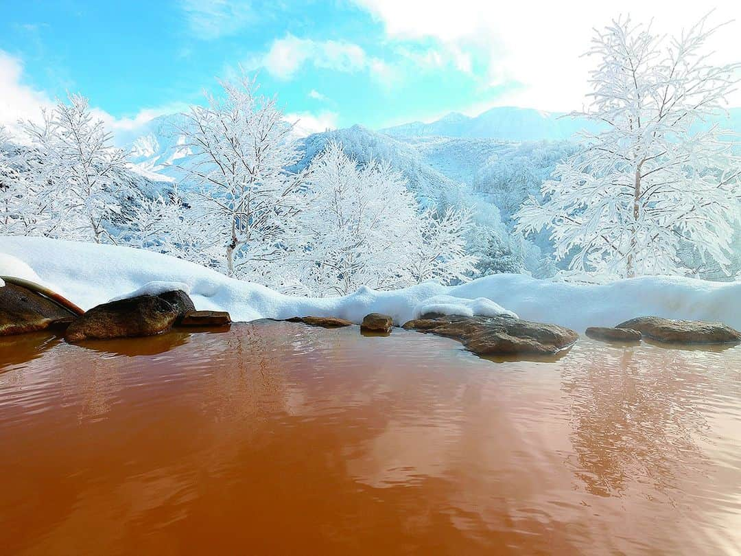 北海道じゃらん【公式】のインスタグラム：「上富良野・中富良野で注目！いい湯たくさん！日帰り温泉×ランチドライブ♨  本日の#1日1得 ネタは 上富良野町『十勝岳温泉 湯元 凌雲閣』 中富良野町『満旬屋』の「エビフライカレー」700円！  美肌も期待できるオレンジのお湯とじっくり温まる酸性湯の2つの源泉♨ カレーは昔ながらの味わいで、フライは注文後に揚げるので熱々！  詳しい情報は北海道じゃらん12月号P49をチェック！  #北海道じゃらん #じゃらん #北海道じゃらん12月号 #北海道 #1日1得 #お得 #上富良野 #中富良野 #十勝岳温泉湯元凌雲閣 #満旬屋 #エビフライカレー #温泉 #北海道温泉 #北海道ランチ #ランチ #北海道旅行 #北海道 #japan #hokkaido」