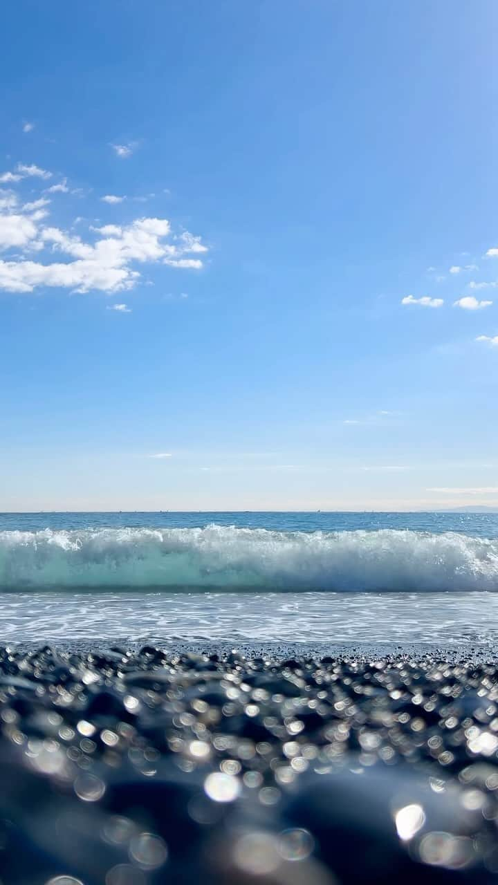 豊大槻のインスタグラム：「今日は海岸で良いホウボウが釣れていた。 ・ ・ 2〜3分海を眺める時間っていいね ・ ・ #海  #海岸  #ビーチ  #梅沢海岸  #風景  #自然  #写真  #写真好きな人と繋がりたい  #カメラマン  #映像クリエイター  #花が好き  #自然が好き  #海が好き  #癒し  #beach  #sea  #view  #morningview  #healing  #photo  #photography  #nature」