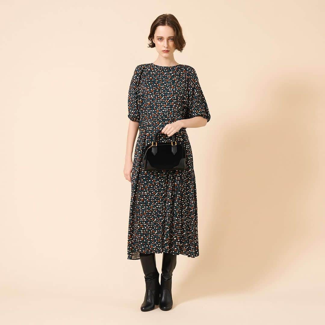 J&M Davidsonのインスタグラム：「冬の夜空のような繊細なドット柄の"PUFFY SLEEVE DRESS/パフィ スリーブ ドレス"。 やわらかな印象のドット柄なので品よく着こなせます。 ディナーなどでコートを脱いだ際に、華やぎを与える年末シーズンにぴったりの魅力的な1着です。  #jandmdavidson #ジェイアンドエムデヴィッドソン」
