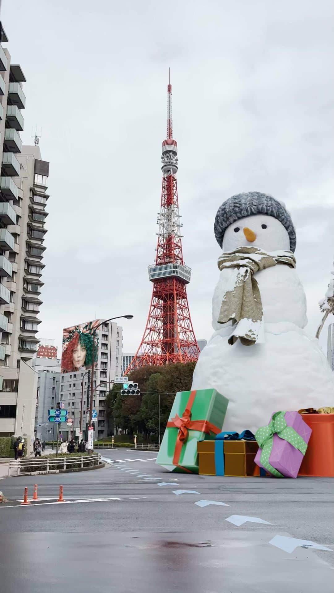 ワーナーミュージック・ジャパン洋楽のインスタグラム：「【シーア】 え!?東京タワーの近くに巨大なスノーマンが出現!!??⛄🤯 クリスマスの季節ですね🎅ぜひSiaの「Snowman」を沢山聴いてください🎵  🎧https://sia.lnk.to/eicsde   #Sia #シーア #Snowman #スノーマン」