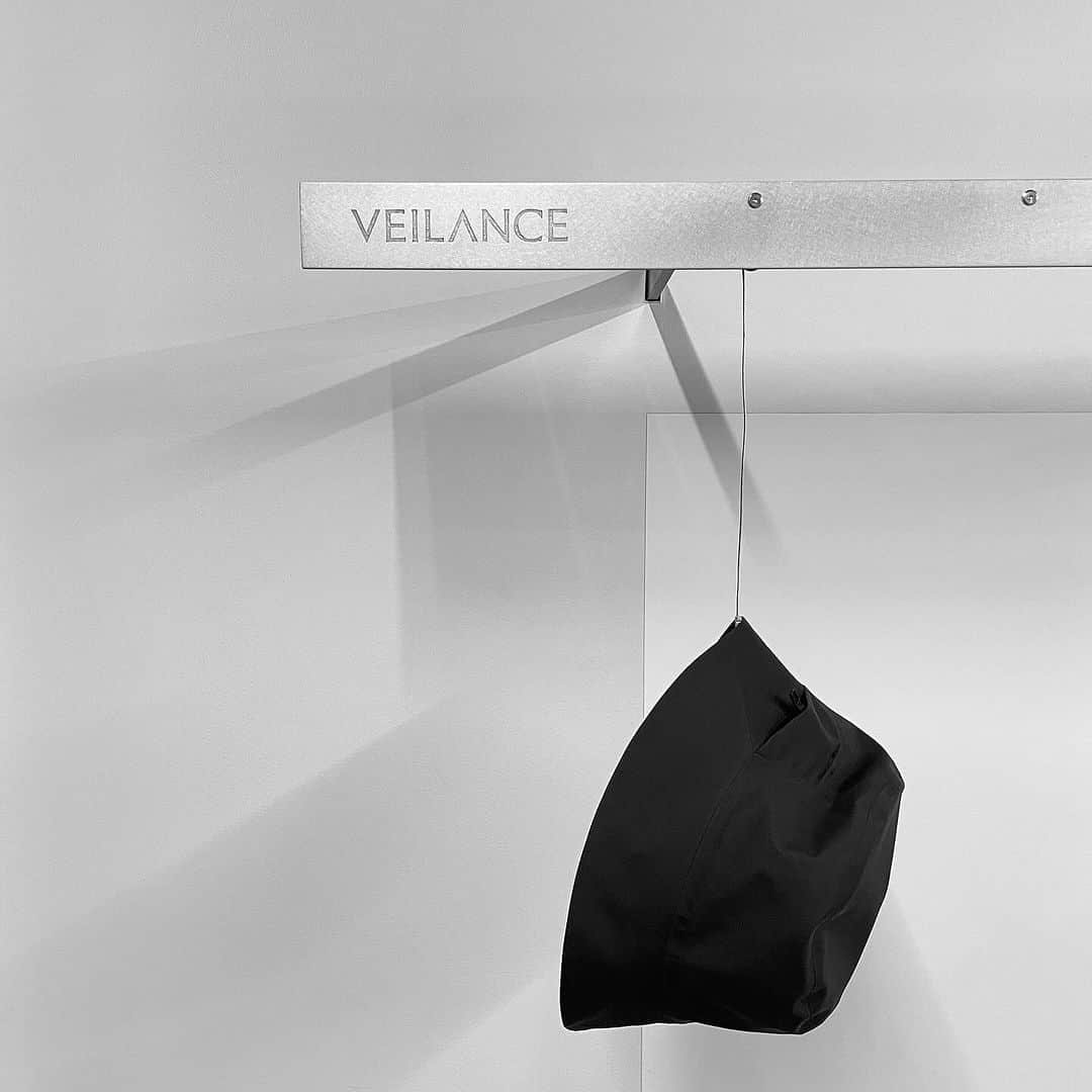 エリミネイターのインスタグラム：「VEILANCE POP-UP STORE at ELIMINATOR. . カナダ発の革新的アウトドアブランドARC'TERYXの最高位のプロジェクトであり、アーバンファッションレンジの " VEILANCE " ( ヴェイランス ) のPOP UPイベントをELIMINATORにて12月2日 ( 土 ) より開催しております。 . AW23ニューモデルを含む研究レベルで製作されたプロダクトに加え、スペシャルムービーも上映。「物作りへの執念の結晶とも言える世界最高峰の機能性とクオリティー」のプロセスを視覚的にご体験いただけます。 . ITEM LINE UP  ■ALIGN MX PANT ■ALTUS DOWN JACKET ■EULER INSULATED JACKET ■FIELD JACKET ■GORE-TEX C-KNIT BUCKET HAT ■GORE-TEX PRO STEALTH CAP ■INDISCE BLAZER ■INDISCE PANT ■ISOGON MX JACKET ■MIONN INSULATED JACKET ■MIONN INSULATED OVERSHIRT ■MONITOR COAT ■MONITOR DOWN COAT ■NOMIN PACK ■QUARTIC JACKET ■RAINGE IS JACKET ■SORIN DOWN JACKET ■SORIN DOWN PARKA ■SPERE JACKET . 本POP UPイベントの為に設営された店内意匠は、メタルブランドCLAUSTRUM代表の遠藤健史氏が担当。合金を用いたミニマルなデザインで構成されています。 Display designed by @claustrum_tokyo . ご購入頂いた方へのノベルティーを限定数ご用意しております。数に限りがございますので予めご了承ください。 . 店頭にはオンラインストアにアップしていないアイテムも展開がございます。 . 本イベントはアイテムが完売次第、予告なく終了することがございます。 . @veilance . #arcteryxveilance #veilance #arcteryx #goretex #gotetexpro #function #newcollection #limitededition #urbanwear #urbanfashion #urbanprotection #23aw #aw23 #aw23collection #mensfashion #menswear #military #uniform #eliminator #tokyo #daikanyama #techwear #urbantech #mensselectshop #popup」