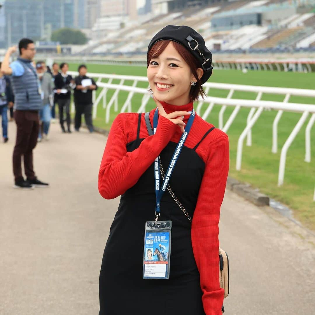 桑原茉萌さんのインスタグラム写真 - (桑原茉萌Instagram)「【香港競馬2日目朝🇭🇰🏇】 沙田馬場にて追い切りを見学させていただきました！  そして芝コースの中を歩かせていただき 馬と騎手が色々な思いをのせて走ってるコースを歩けることが 嬉しすぎて鳥肌がたちました、、、！ 日本でもこんなことないし、コースの中を歩けるのは かなり珍しいとのことで喜びを噛み締め一歩一歩踏み込みました🥹💖  真近で馬と騎手の絆を感じ、レースとは また違った面を拝見することができて嬉しかったです✨  香港のメディアの方々が沢山声をかけてくださり、 写真も撮ってくれて香港のSNSで私のことを紹介してくださるみたいなので探してみてください！  1枚目は「もしかして私を撮ってますか？それならちゃんと撮って下さい❤️」の一場面です🤣📸❣️ 香港でも可愛いと褒めていただけてとってもうれしんでぃです🫶  #香港 #hkjc #hongkong #horseracing #川田将雅 #騎手 #競馬 #香港競馬 #香港国際競走  #國際騎師錦標賽 #浪琴國際騎師錦標賽 #騎師非凡一族 #跑馬地馬場 #浪琴 #IJC #LonginesIJC #HKRacing #Jockeysarespecialbreed #GoRacingHK #HappyValleyRacecourse  #longines #香港國際賽事 #浪琴香港國際賽事 #世界舞台草地王者 #沙田馬場  #浪琴 #HKIR #HKRacing #turfworldchampionships #GoRacingHK  #ShatinRacecourse  #longines #umajo #fyp」12月6日 12時07分 - cindystory__