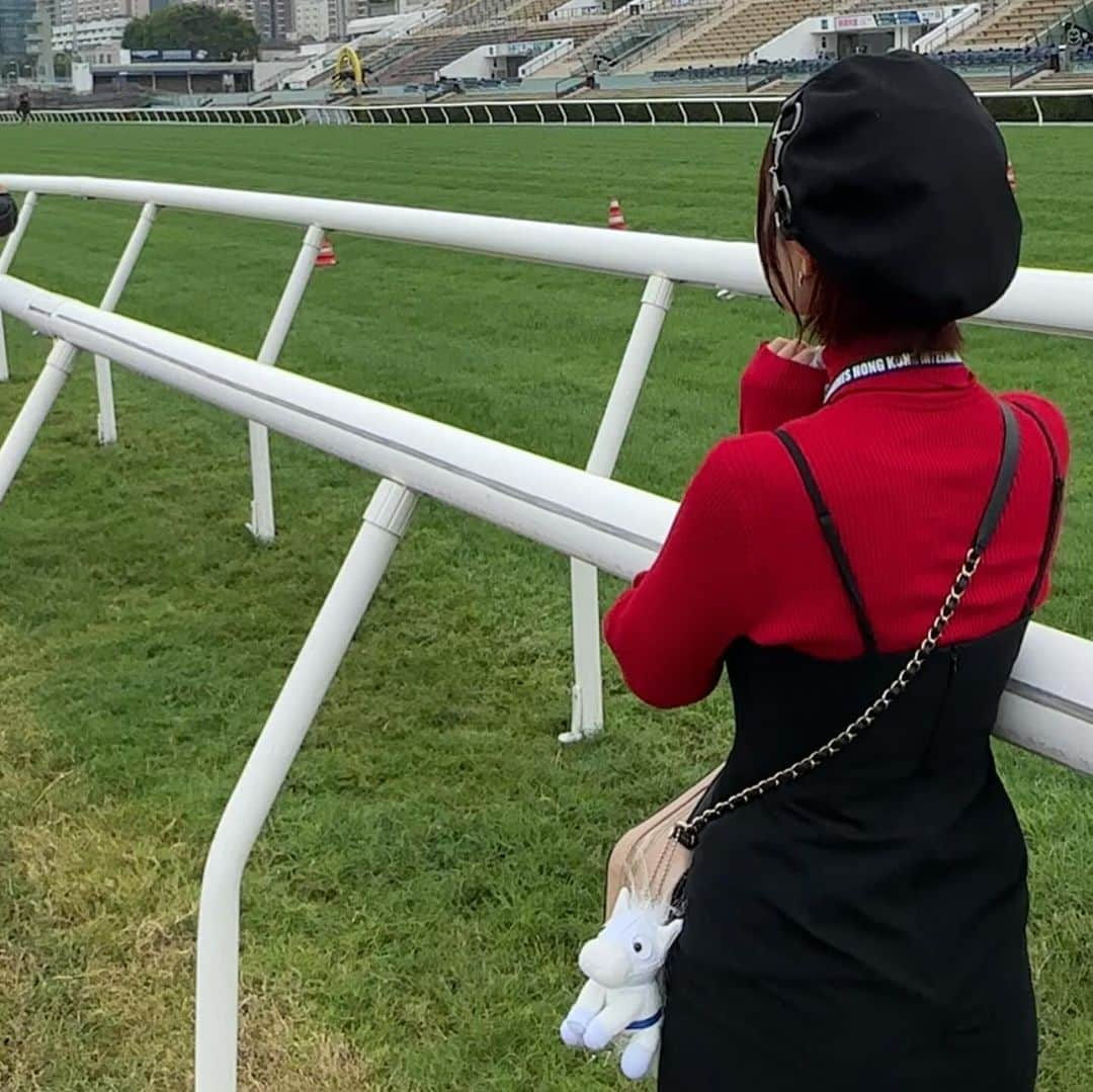 桑原茉萌さんのインスタグラム写真 - (桑原茉萌Instagram)「【香港競馬2日目朝🇭🇰🏇】 沙田馬場にて追い切りを見学させていただきました！  そして芝コースの中を歩かせていただき 馬と騎手が色々な思いをのせて走ってるコースを歩けることが 嬉しすぎて鳥肌がたちました、、、！ 日本でもこんなことないし、コースの中を歩けるのは かなり珍しいとのことで喜びを噛み締め一歩一歩踏み込みました🥹💖  真近で馬と騎手の絆を感じ、レースとは また違った面を拝見することができて嬉しかったです✨  香港のメディアの方々が沢山声をかけてくださり、 写真も撮ってくれて香港のSNSで私のことを紹介してくださるみたいなので探してみてください！  1枚目は「もしかして私を撮ってますか？それならちゃんと撮って下さい❤️」の一場面です🤣📸❣️ 香港でも可愛いと褒めていただけてとってもうれしんでぃです🫶  #香港 #hkjc #hongkong #horseracing #川田将雅 #騎手 #競馬 #香港競馬 #香港国際競走  #國際騎師錦標賽 #浪琴國際騎師錦標賽 #騎師非凡一族 #跑馬地馬場 #浪琴 #IJC #LonginesIJC #HKRacing #Jockeysarespecialbreed #GoRacingHK #HappyValleyRacecourse  #longines #香港國際賽事 #浪琴香港國際賽事 #世界舞台草地王者 #沙田馬場  #浪琴 #HKIR #HKRacing #turfworldchampionships #GoRacingHK  #ShatinRacecourse  #longines #umajo #fyp」12月6日 12時07分 - cindystory__