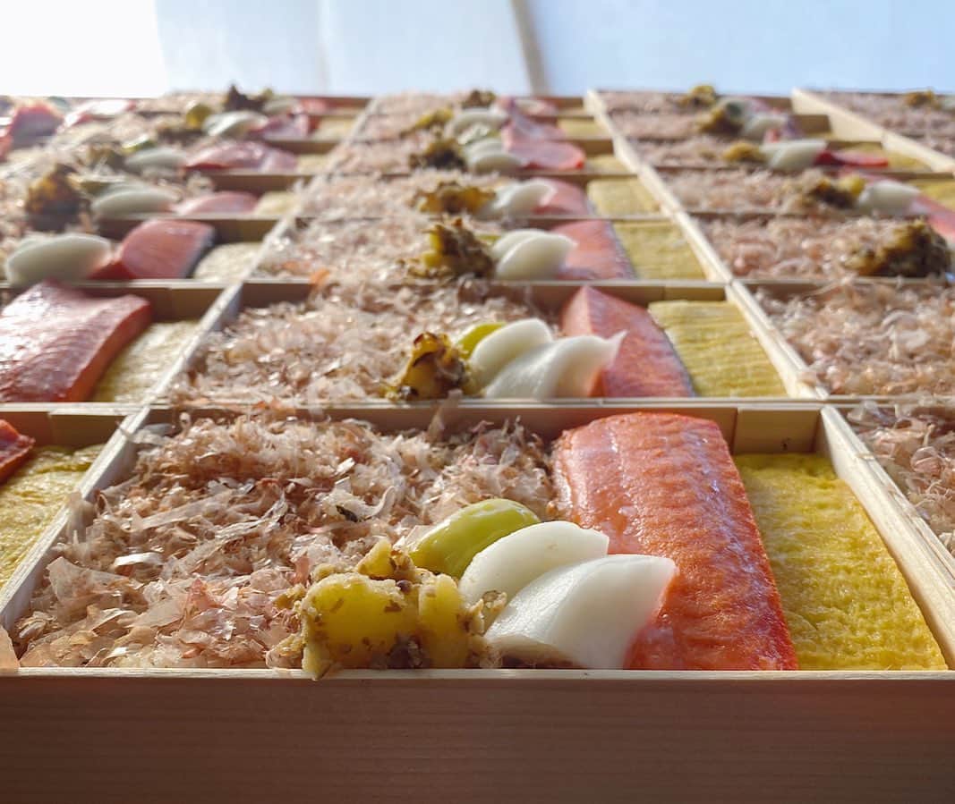 後藤しおりのインスタグラム：「ぼだっこ海苔弁当、納品先違いで副菜色々。他、糖質制限中のお客様へイレギュラーのお弁当出荷でした。今日も一日、お仕事頑張れますように。」