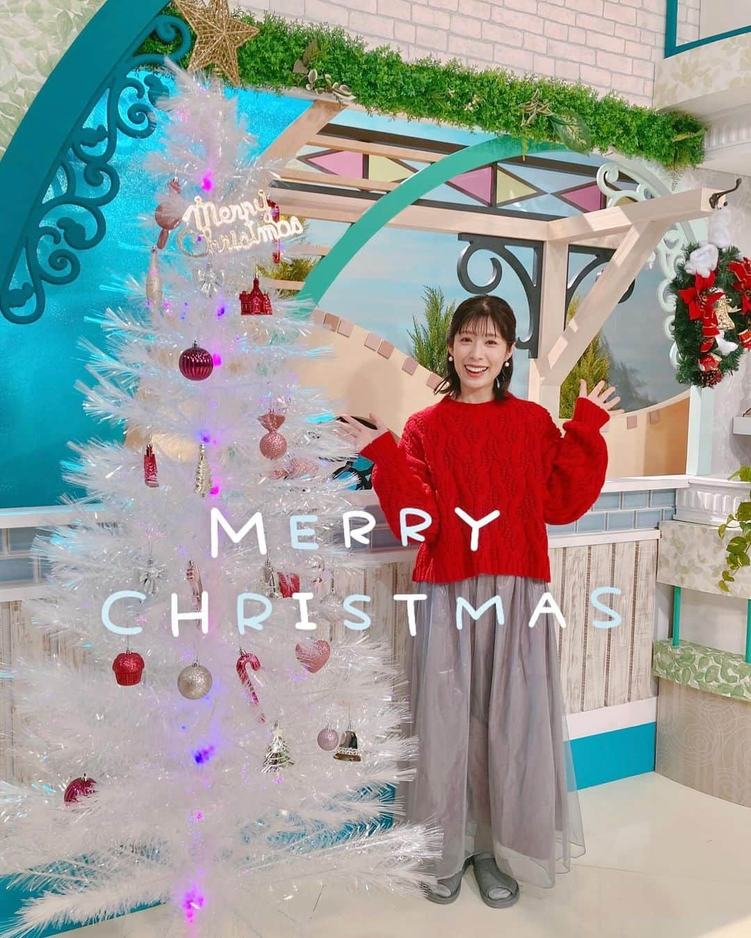 石崎佳代子さんのインスタグラム写真 - (石崎佳代子Instagram)「🎄 今週からFBS「きらめきpalette」のスタジオも クリスマスバージョン✨  今年のツリーカラーはピンク🩷 (ちなみに去年はブルーでした)  リースやサンタさんなども あちこちに見え隠れしております😆  #FBS #クリスマスツリー飾り付け #フリーアナウンサー #クリスマスシーズン #クリスマスツリー出しました #クリスマス飾り　#クリスマスデコレーション」12月6日 12時11分 - kayoko_ishizaki