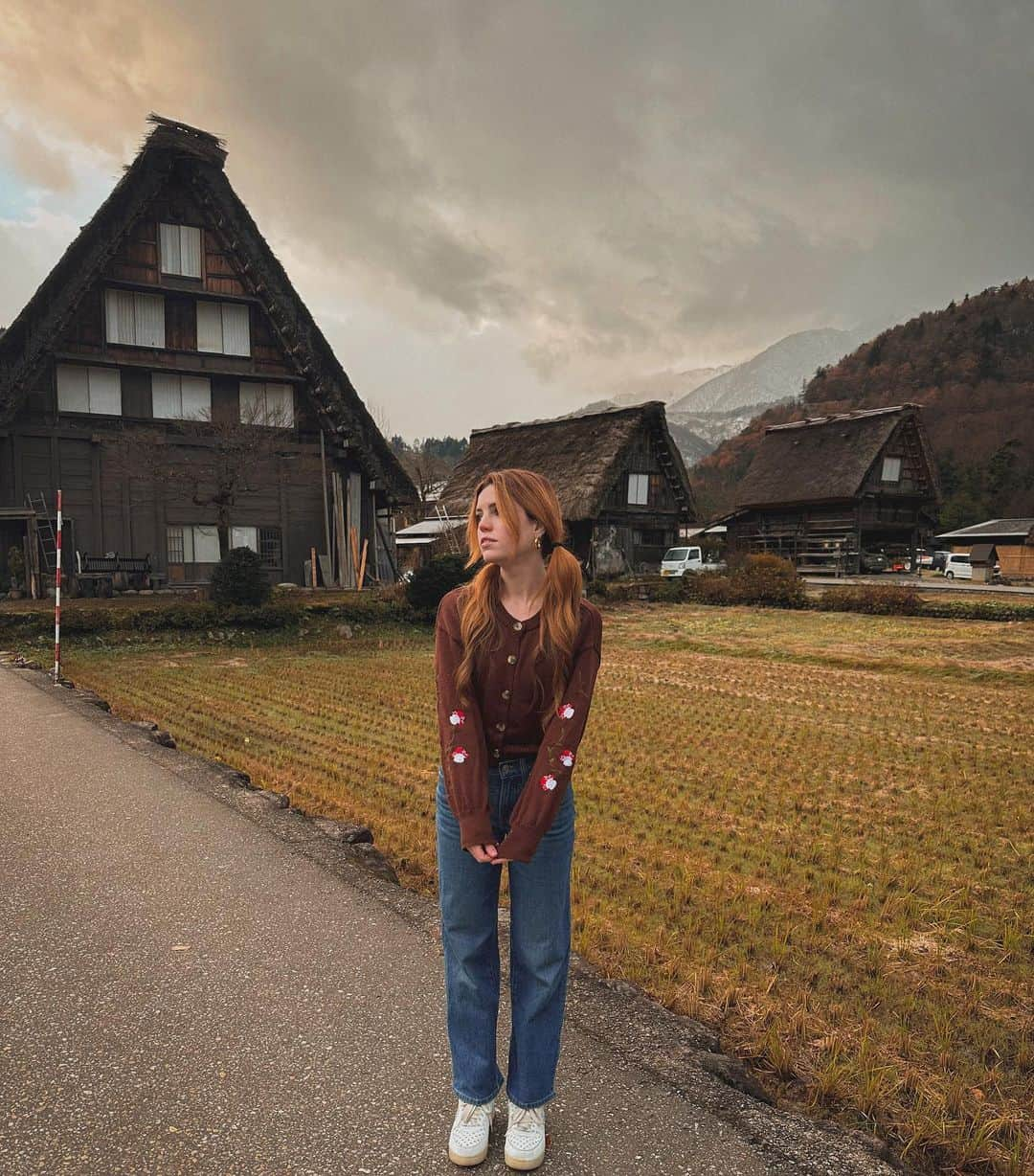 シドニー・シエロタのインスタグラム：「got this mushroom sweater for $40 and it’s had so many adventures already 🍄🏹🤍☁️」