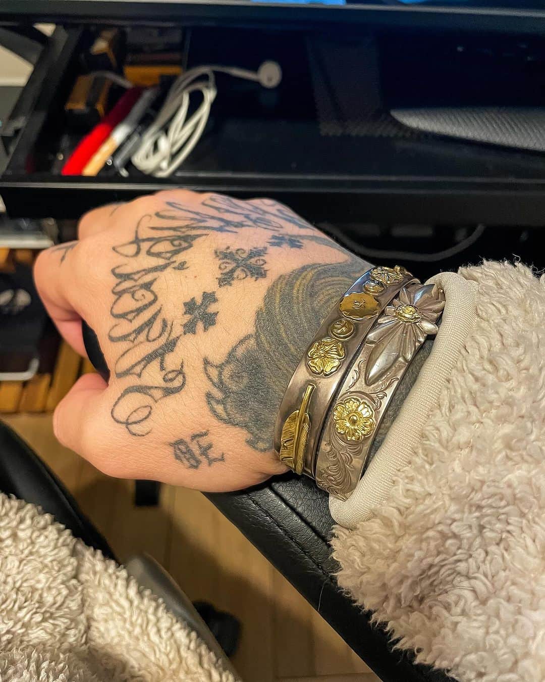 blackfox_toprebelのインスタグラム：「今日は1日デスクワークです 💫👏🏻 I've been working at my desk all day !!」