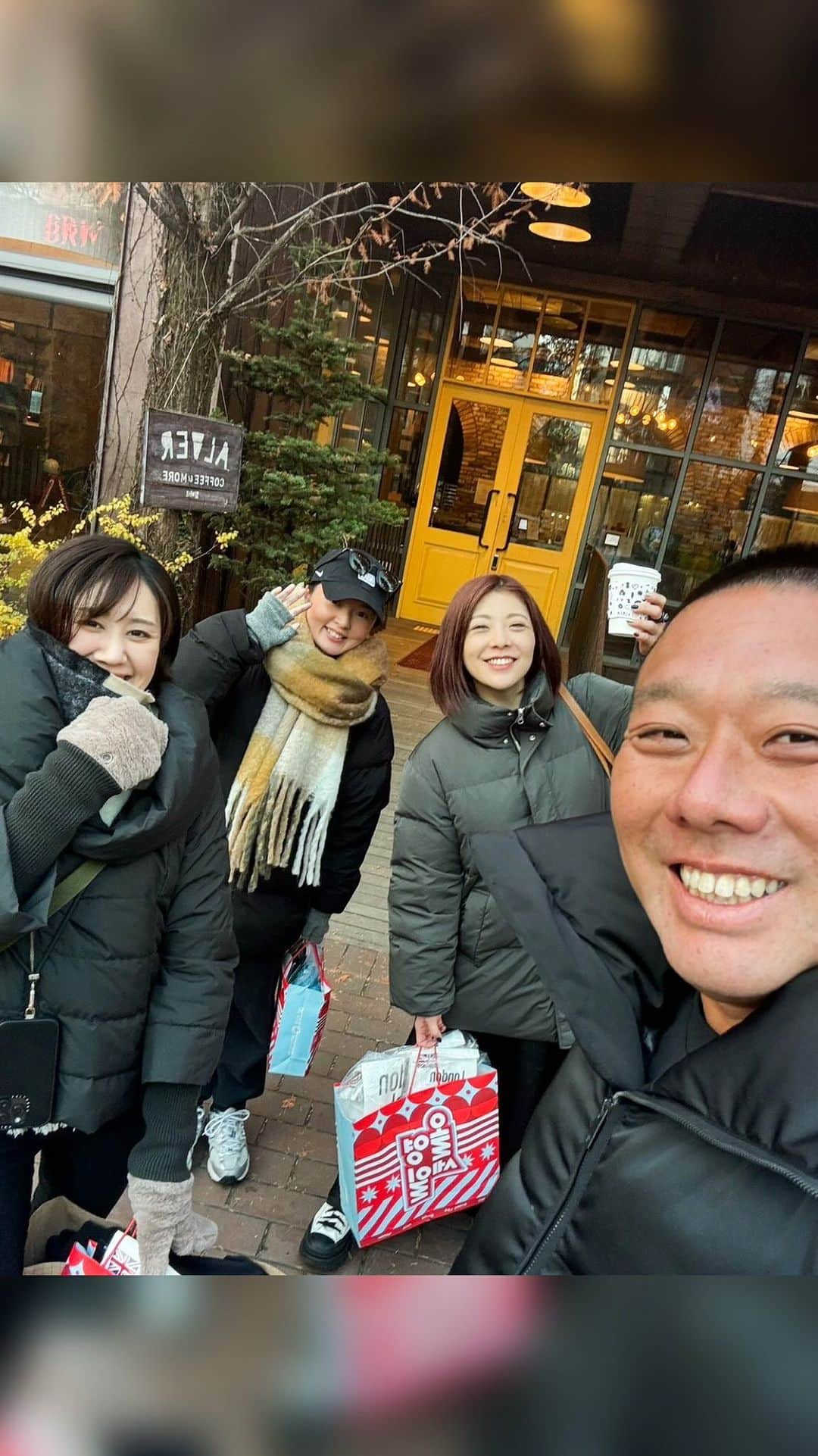 Yuri Sakuraiのインスタグラム：「④韓国3日目🇰🇷 この日も朝カフェからSTART。  📍安国にあるここも人気カフェ “CAFE Onion” 韓国の伝統屋家を現代風にリフォームした 雰囲気あるカフェ。見た目もカワイイカフェでした！  📍そこから江南に移動。 半年前に行った時から行きたかった、 ナイキのカスタム。 新論峴駅(シンノンヒョン)最寄りの江南店。  キャップ、トレーナー、Tシャツなどのアイテムを選んで、自分の好きなワッペンやプリントでオリジナルのものを作れるカスタム。 明洞は予約必須、結構混むみたいだけど、 江南店は空いていて、ほば待ち時間なく出来ました！  📍その後ランチしながら、 CHICOR、OLIVE YONGでショッピングして、 カフェへ。 Alver Coffee＆More  広いしインテリアも可愛く、 居心地の良い空間のカフェ。 都会のオアシス的な場所で良かった◎  📍夜ご飯の時間まで明洞をぶらり。 目的なく行っても、屋台、ショッピングが出来るのが明洞。  📍夜ご飯は、 まこっちゃんが以前共演して仲良しの俳優さん テユ君と奥様を紹介して頂き、ナッコプセ。 ケミッチ 鍾路店。 最寄り駅は鍾閣駅。(チョンガク)  釜山に本店があるナッコプセ発祥のお店らしい。現地の方が選んでくれたお店なだけあって、今まで食べたナッコプセで1番美味しかった🤤 楽しい時間は夜遅くまで続きました！ ～完～  11月下旬、12月上旬の韓国は、 とにかく寒くてマイナスの世界。 沖縄は普段23℃前後なのですが、 体感したのはマイナス8℃www  気過ぎるとお店や電車が暑いので、 厚めの上着で中はなるべく着込ますぎない！ が大事ーーー◎  #韓国#韓国旅行#韓国旅行記 #韓国料理#韓国グルメ#鍾路3街#東大門#ソウル#ソウル旅行#ソウルグルメ#アウトレット#仁川空港#沖縄移住#沖縄移住生活#那覇空港#江南#江南カフェ#ナイキカスタム#韓国ナイキ#安国カフェ#Alver #新論峴onion#Soul#Korea#koreatravel #Koreangourmet#okinawa#ok inawalife」