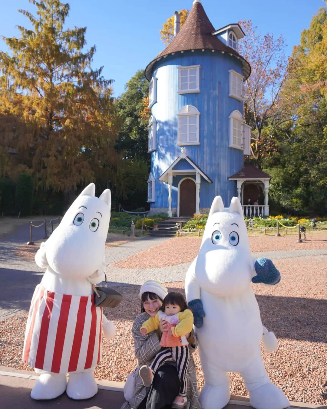 芳美リンのインスタグラム：「🗾埼玉/飯能　Hannou/Saitama  We love MOOMIN♡  ムーミンバレーパークにて✨ ムーミンに恋した♡ラナちゃん♪  ラナちゃんは二度目の来場♪  前回より理解力が上がっているので、喜んでくれるといいな〜と思っていたら、想像を遥かに越えるはしゃぎっぷりでした👏  ムーミンを見つけると、我先に走っていき、ハグ♡  ショーの最中にも駆け寄ろうとするので、 夫が終始静止していました。（笑） 終わったらお姉さんが、ご褒美のシールくれた👏  ここまで喜んでくれると、楽しさ倍増♪  今回はそのまま施設内のRvパークに泊まったので、 時間ギリギリまで楽しめました＼(^o^)／  駐車場内に24時間空いているお手洗いがあるので、 安心感💮明るいので夜中でも怖くありません。  また、下の子産まれたらみんなで行きたいね♡  この日以降、すっかりムーミンにハマって、 家にあるぬいぐるみや、お洋服、食器、ムーミングッズを見つけては喜んでいます＼(^o^)／ 初めての推し活かな？！  これからは一緒に楽しめそうで嬉しいな！  #ムーミンバレーパーク#ムーミンのある暮らし #moomin#rvパーク#子連れ旅#マタ旅 #トドラー #travelToddler#トラベルトドラー」