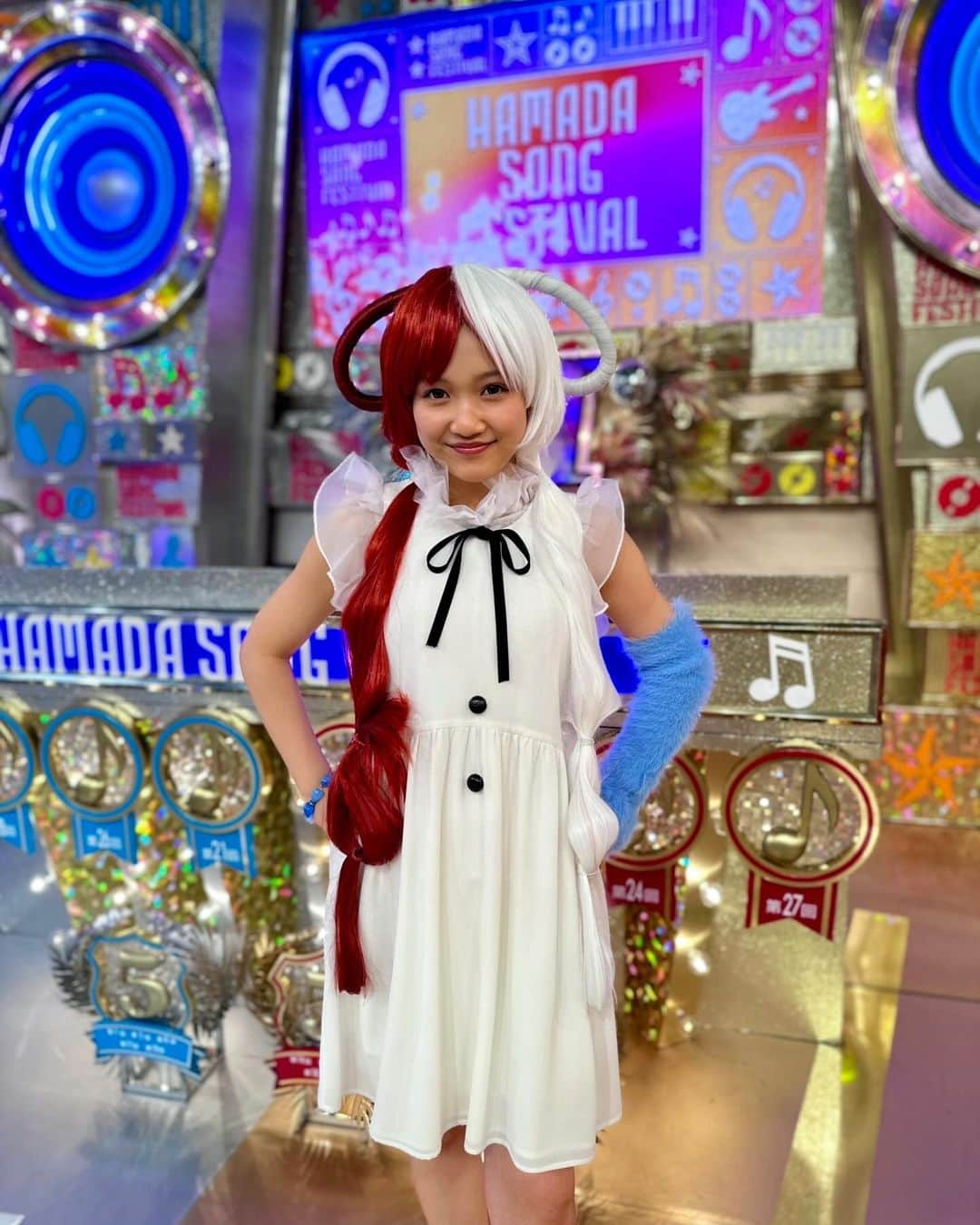 山崎玲奈のインスタグラム：「お知らせ⋆͛📢⋆ 12/8(金)19時〜TBS系列 ｢ハマダ歌謡祭｣忘年会SPに出演します！！ 今回はコスプレ祭り🤩私はワンピースのウタちゃんのコスプレで参戦です🔥 ワイワイ盛り上がれること間違いなし！ 是非、ご覧下さい✨️ ・ ・  #tbs  #オオカミ少年   #ハマダ歌謡祭  ⁡ #コスプレ   #ワンピース  #ウタ」