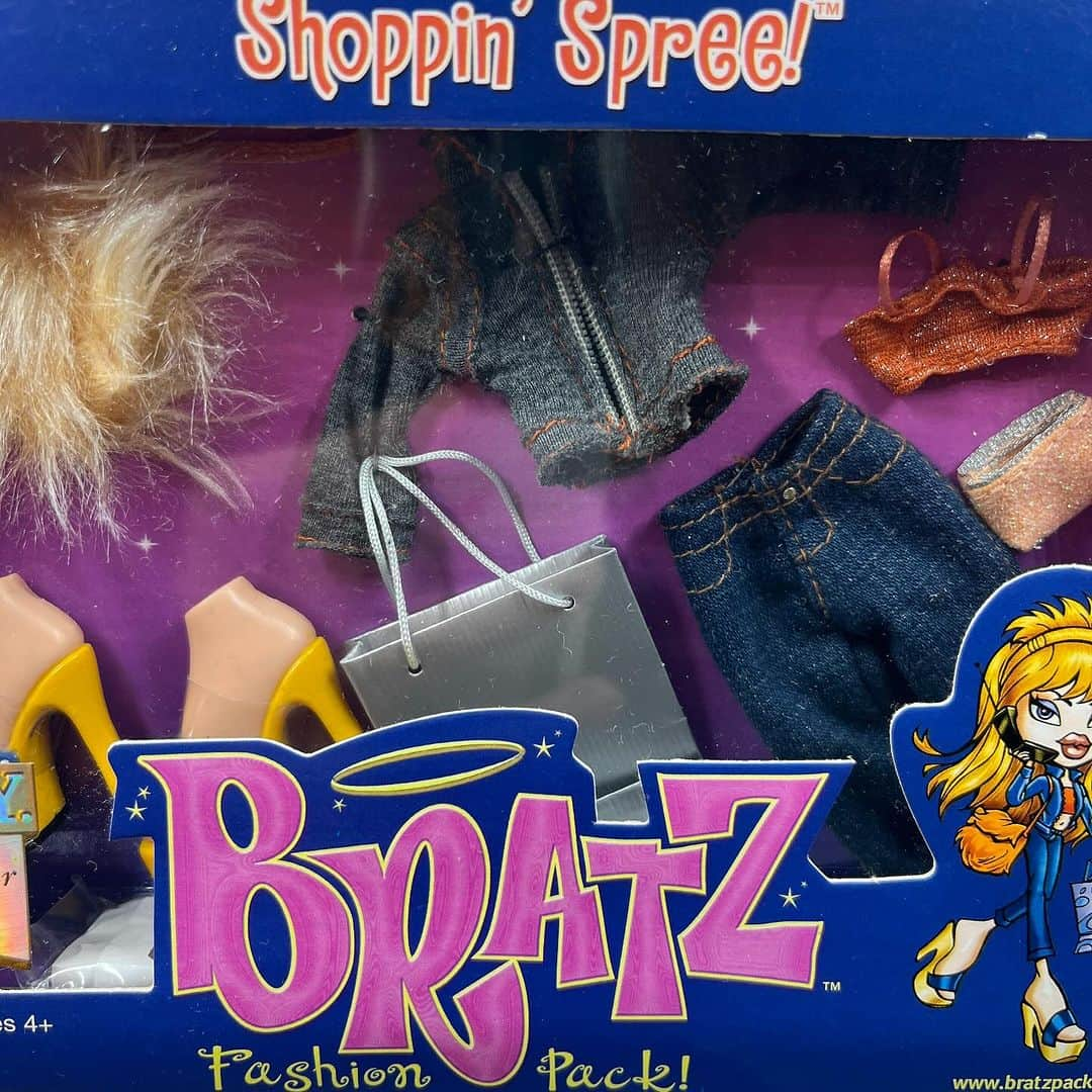 おもちゃやSPIRALさんのインスタグラム写真 - (おもちゃやSPIRALInstagram)「2003 Bratz Clothes入荷しました👗👚👠  vintage Bratzの服かわいいです✨」12月6日 12時24分 - spiral_toy