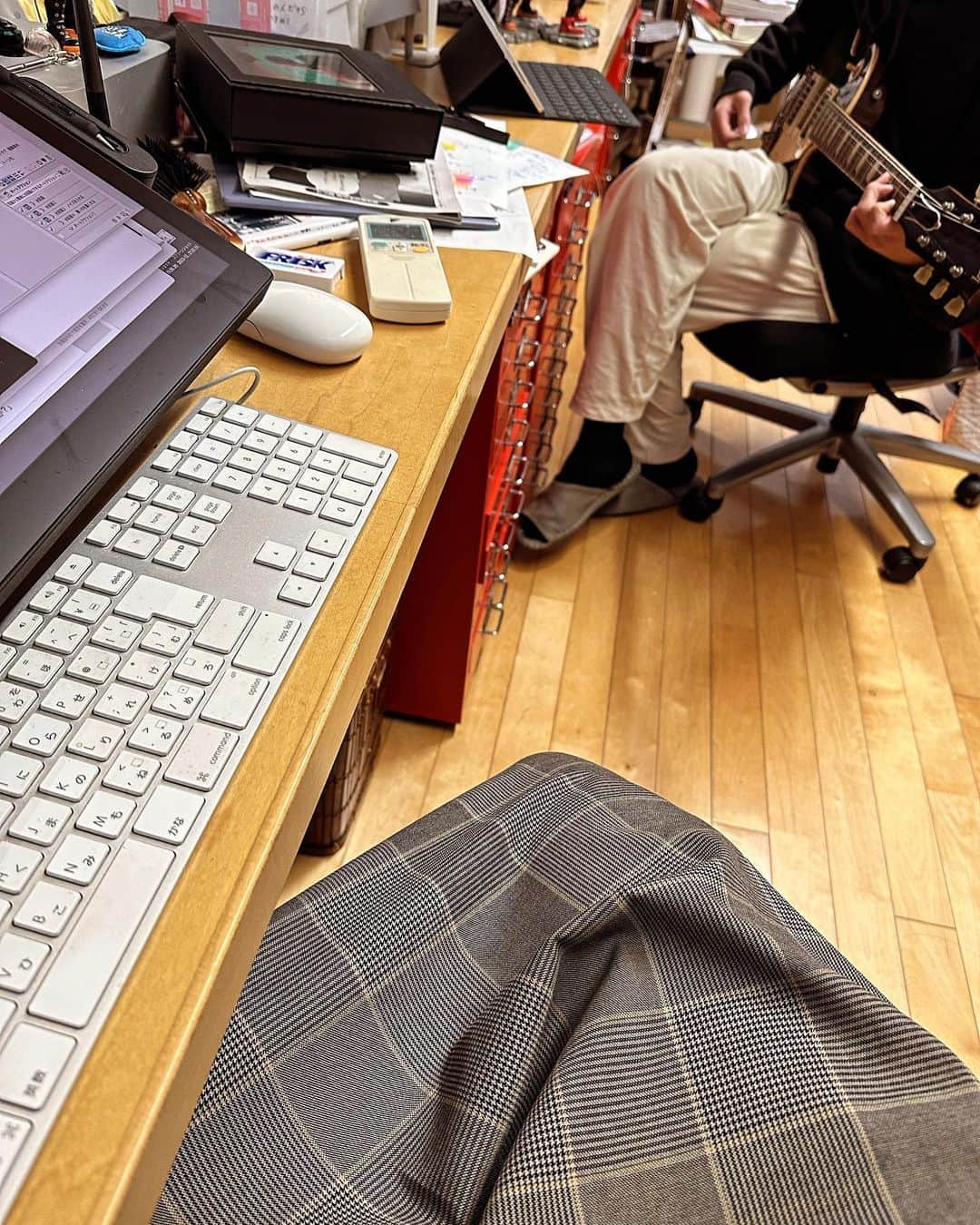 二ノ宮知子さんのインスタグラム写真 - (二ノ宮知子Instagram)「長男が私の仕事場によく居座るようになった😅。 今日は期末試験の中日でお休み。」12月6日 12時24分 - tomokoninomiyaa