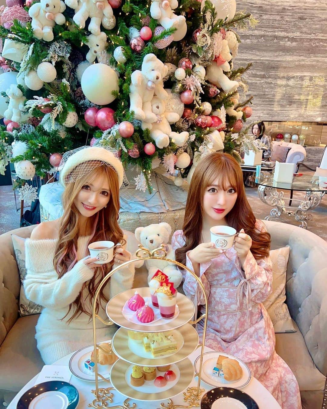 おりさのインスタグラム：「☕️  りりかちゃん👸と クリスマスアフタヌーンティー🫖🎅  ▶️ @strings_nagoya   くまのぬいぐるみが飾ってある 大きなツリーが可愛すぎた🧸🎄  プリンセスクリスマス アフタヌーンティー  ～ベリー＆ピスタチオ～は 12月25日までやってるよ🎄🎁🎅  見た目も可愛くて味も美味しくて プリンセス気分になれる 最高なアフタヌーンティーでした🫖👸  りりか姫❤️ 来年もたくさんアフタヌーンティー 行こうね👸👸❤️  ワンピースは　@royalparty_official 👗  #thestringshotel#hotel#Christmas#nagoya#sweets#cake #royalparty#PR#ホテル#女子会#ストリングスホテル#ストリングス#アフタヌーンティー #名古屋アフタヌーンティー #スイーツ #スイーツ女子#名古屋グルメ#名古屋スイーツ #お城#ケーキ#ワンピース#ワンピースコーデ#カフェ活 #カフェ巡り#ヌン活#愛知カフェ #名古屋カフェ#クリスマス#クリスマススイーツ#クリスマスツリー」