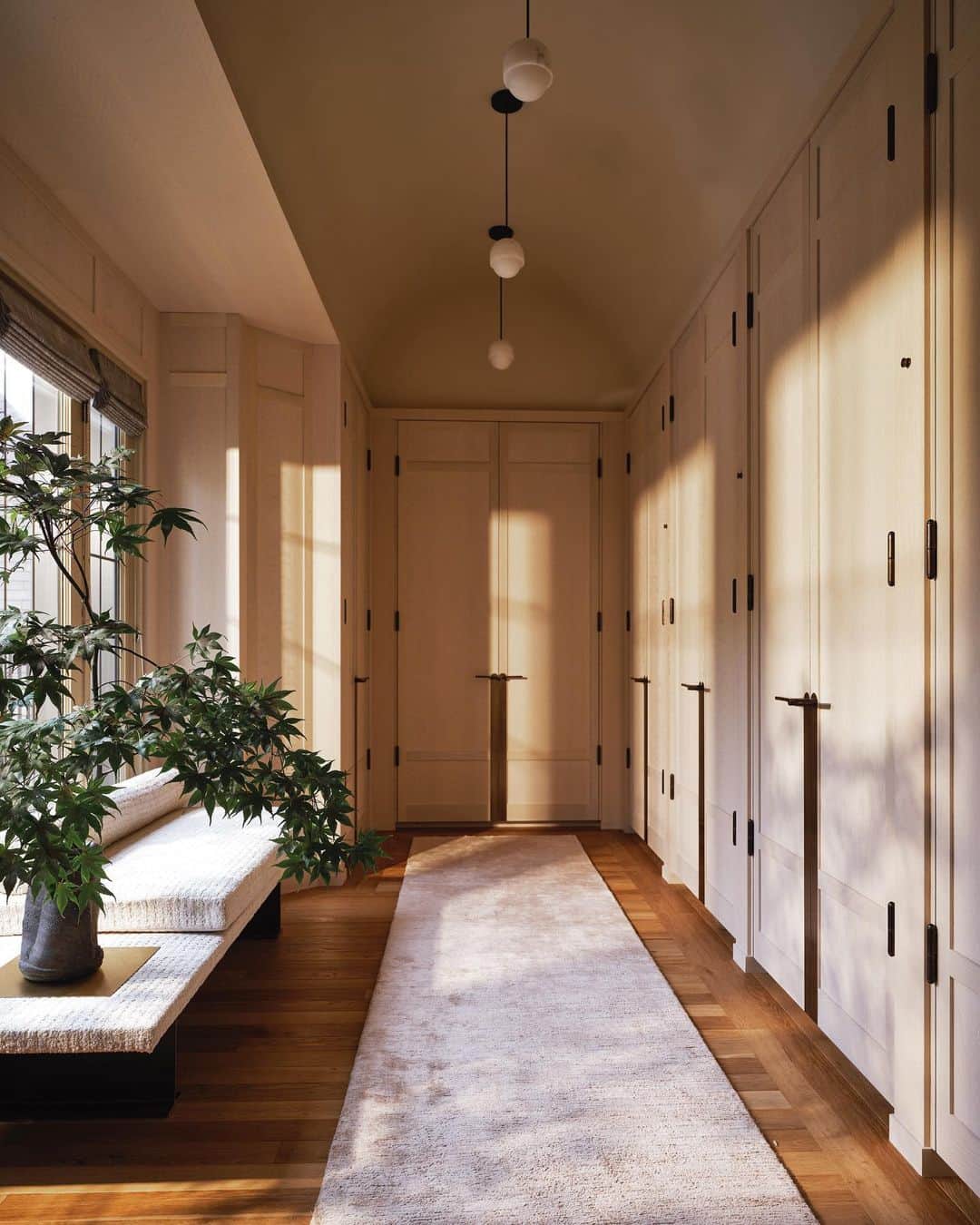 ケリーウェアスラーのインスタグラム：「MODE A closet is an incredibly personal space that says so much about a person. That's why for us, it's so important to curate the right elements when designing this space. We always ensure a deep understanding of our clients' preferences and incorporate aspects they love, such as organizing collections, functionality, and personalized details… Then, we elevate each of these elements to a higher level, crafting a space that is nuanced and true to our clients' essence. In this primary suite of a private residence, we specifically design his and her closets to cater to their individual needs. This space features a barrel vault ceiling and expansive windows, allowing as much natural light as possible. It is a harmonious blend of architectural finesse and functionality. XK」