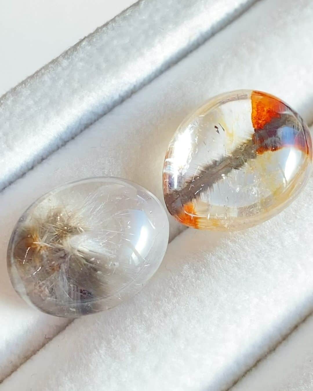 FUKANEのインスタグラム：「高品質プラチナルチルクォーツ✨  12/8(金)〜11(月)開催の『東京ミネラルショー』でお出しします。  #天然石 #宝石 #ルース #ジュエリー #天然石ジュエリー #石好きな人と繋がりたい #gem #gemstones #jewelry #jewels #フカネの石 #fukane stone」
