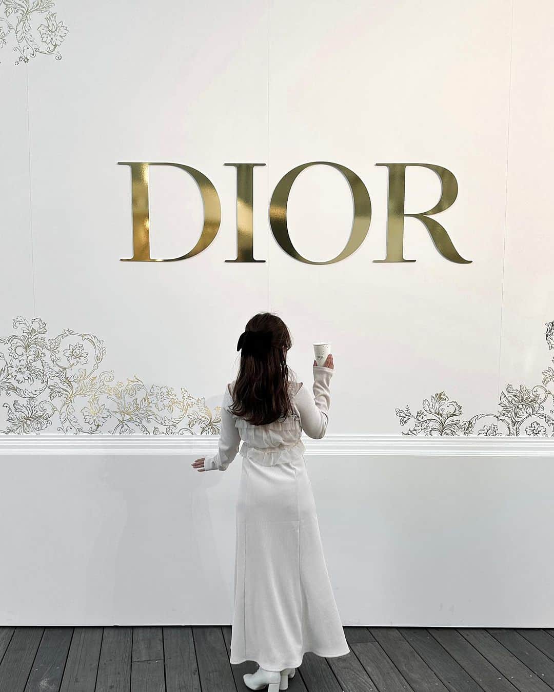 mimisomiのインスタグラム：「Dior ポップアップ🫧 #diorgardenofdreams   土日は混雑必至です😢 展示は、LINEからのアクセスでバーチャル体験もできるので、予習も可◎笑  個人的に、シャンパンゴールドに輝く空間に揺れるオーナメントたち。氷の世界の中央で輝くジャドール(ハイテーブルのリフレクションや氷柱の施しetc)がお気に入り🫶🏻✨足元を見ると、氷上にいるかのような演出もあるよ！  アート作品に没入した感覚に浸れて感動的な展示でした✨これが無料だなんてありがとうございます🥺🤍  ショップでもちゃっかりお買い物してきました🫶🏻🫧  =============== 12月1日（金）〜 12月17日（日） 11:00〜20:00（最終入場19:20） ※ 12月17日（日） 11:00〜18:00 （最終入場 17:20） ===============  会場：六本木ヒルズアリーナ 東京都港区六本木6-10-1 入場無料 / 予約不要  ※入場には、会場でLINEアプリでのチェックインが必要です ※イベント会場でのポップアップ限定ショッピングアプリを使用しての製品購入には、ご自身のスマートフォンから、LINEコネクトが必要です  ⚠️Dior投稿がAIの誤判定で消されちゃうことがあるようなので、投稿する人は、念のため留意推奨です！」