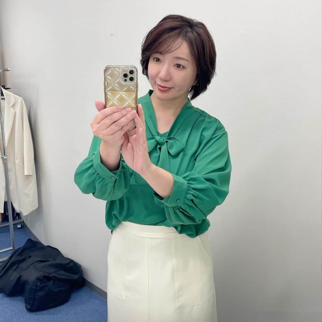 角田華子さんのインスタグラム写真 - (角田華子Instagram)「先週の #福岡ニュースファイルcube  #衣装は #グリーンブラウス  でした。  今週は #季節はずれのあたたかさ  #12月  クリスマスツリーを自宅に飾り付けました🎄 そろそろ大掃除もしないと🧹」12月6日 12時46分 - sumidahanako