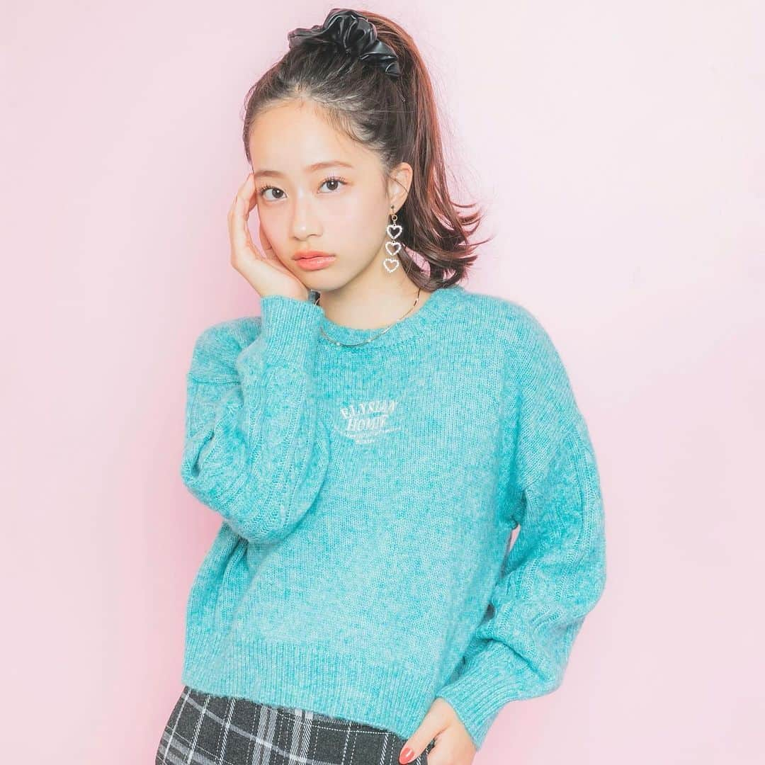 PINK-latteのインスタグラム：「🧶New item🧶 シンプルだけど、2色の糸がミックスされているから周りと差をつけられる👍🏻✨️  使いやすい丈感でロングでもショートでも使える🫶🏻  アウターを羽織っても可愛いし、1枚で着ると袖のケーブル網みが映えるから長い季節で使えるの🤫💕  ----------------------------- 【デザイン】 袖ケーブルミックスカラーニット 袖は凹凸感のあるケーブル、身頃は着やすい天竺編みのニットです。 柔らかくミックスされたカラーリングが可愛いです。 ワイドにゆるっと、着丈は軽めな着やすいシルエットです。 胸の刺繍も引き締めポイントです。  【素材】 ふわっと柔らかいカラーが可愛い軽いニットの糸です。  【おすすめスタイリング】 デイリーなボトムスもミックスカラーで可愛く見せてくれます♪  #ふわふわ #もこもこ #防寒コーデ #冬支度 #ギフト #プレゼント #冬コーデ #クリスマスプレゼント #学校行事 #あったかグッズ #あったかコーデ #あざとかわいい #モテコーデ #中学生コーデ #小学生コーデ #誕生日プレゼント #中学生プレゼント #小学生プレゼント」