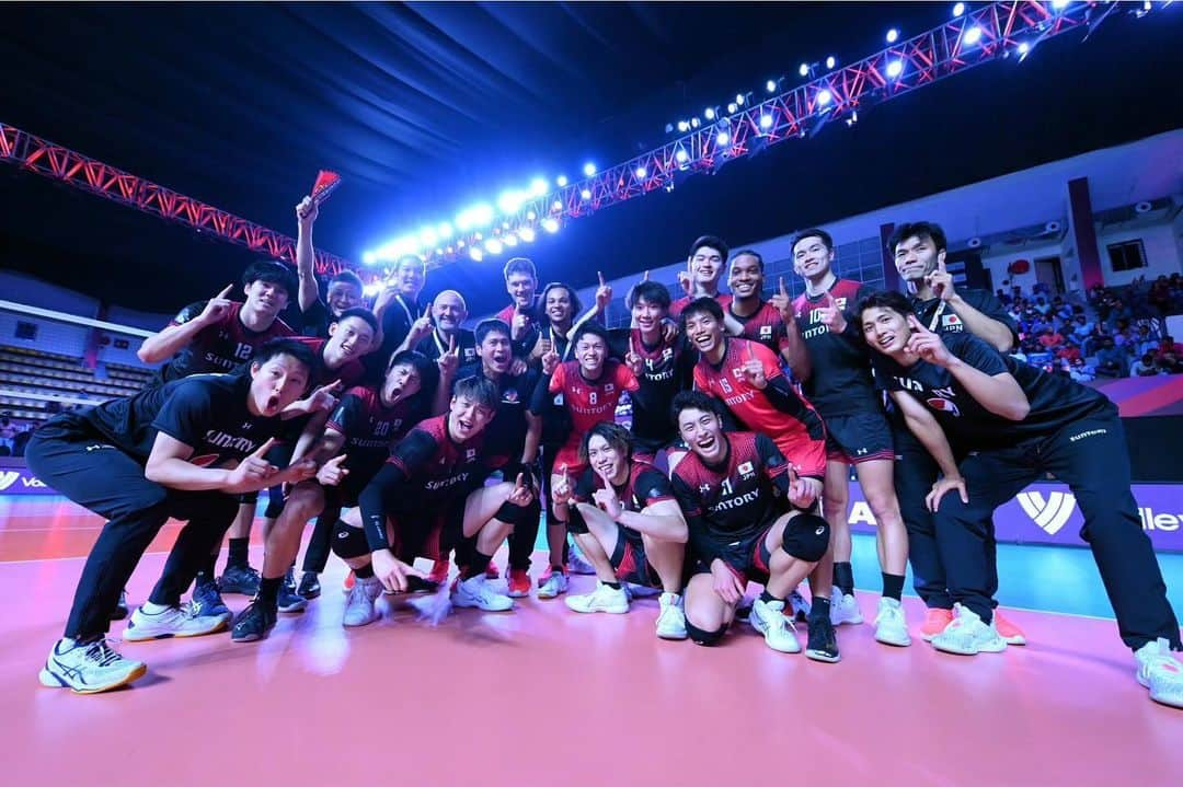 藤中謙也さんのインスタグラム写真 - (藤中謙也Instagram)「Club World Champs❗️ in Bengaluru 1st Win✨  明日も頑張りましょー！！！  #clubworldchamps #bengaluru #indian #suntorysunbirds  #サントリーサンバーズ #箕面市 #バレー #大阪 #goldwin #ゴールドウィン #c3fit #doctorair #alcointernational #oofos #feetures #nomadix #topoathletic #hydroflask #underarmour #FIVB」12月6日 23時35分 - kenya.f_ss